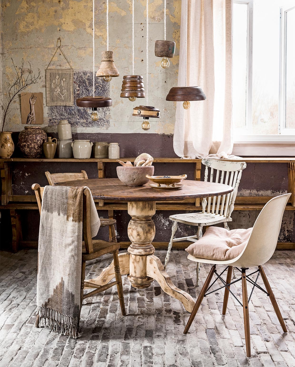 Vintage woonkamer, , Schaaltjes vanaf € 1,-, kunstwerkje met touw € 0,50 (Kringloop Op Dreef). Linnen strijkijzersnoer € 6,25 per meter, fitting van zwart bakeliet € 1,45, kooldraadpeer dimbaar € 12,95 (Snoerboer). Tafelpoot geschuurd € 60,-(Kringloop ’t Zwaantje). Stenen schaal € 42,50, gevlekte karaf € 65,- (Raw Materials). Fruitschaal/zeef € 17,50, kleine karaf € 9,50, wekpotten vanaf € 8,- (Linda’s Hoekje). Vergeten groente (Albert Heijn). Stoel Eames € 395,- (La Folie). Kussen € 69,95, gordijn gemaakt van linnen stof 160×260 cm € 119,- (By Mölle via www.vtwonen.nl). Houten stoelen € 25,-, twee houten bankjes op elkaar gestapeld als kast € 15,-, grote karaf (met tak) € 15,- (Van Dijk &amp; Ko). Witte spijlenstoel € 179,- (www.vtwonen.nl). Sjaal op stoel € 208,- (Sukha Amsterdam). Kunstwerkje handen € 100,- (Julia Lefeber). Overig privébezit.