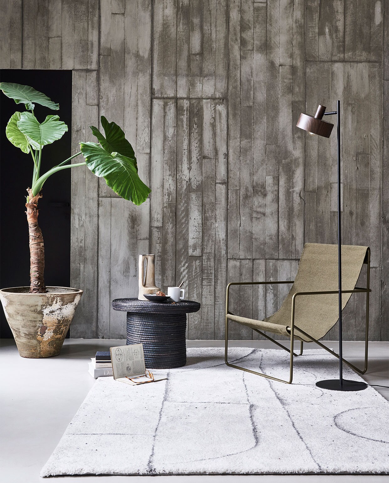 Metalen vloerlamp Woody, 28x43x160 cm (lxbxh), exclusief lichtbron € 149,-. Vloerkleed Abstract in crème, 160×230 cm € 199,-. (vtwonen.nl)M.m.v. couleurlocale.eu (salontafel, vaas), vtwonen.nl (fauteuil Desert van Ferm Living). Overig privébezit.