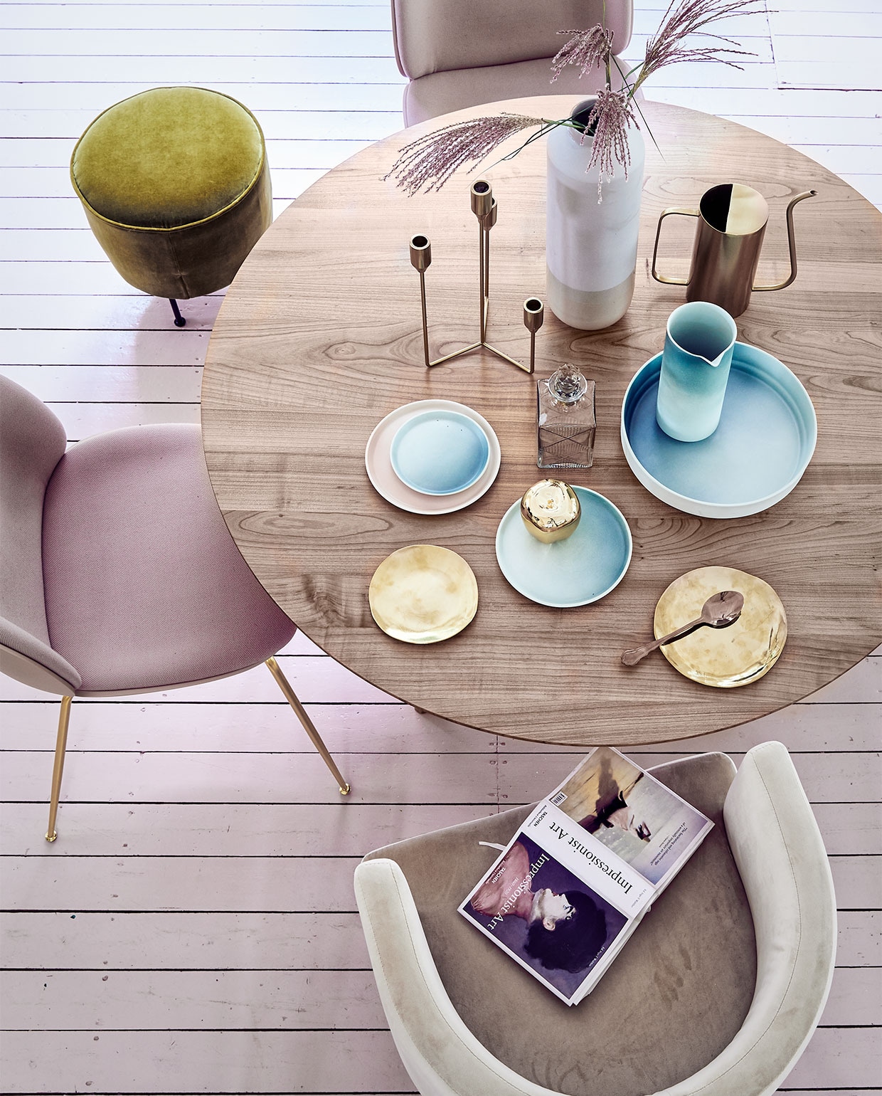 Behang van Etro Brian Yates Leucio 515862, 70 cm x 10 m per rol € 137,- (De Ru). Kleine bijzettafel met emaillen blad, groot, 40×54 cm (Øxh), klein 33×48 cm (Øxh), set van 2 € 485,- (Pols Potten). Glazen hanglamp van Ebb &amp; Flow, Ø 22 cm € 225,-, roze eetkamer­stoel van Gubi € 609,- (Goeds). Kunstkoraal € 59,95 (HK Living). Roze glazen potjes met deksel van Ferm Living, klein € 29,-, middel € 34,-, groot € 49,- (Kolk en Kolk). Oudroze fluwelen kussen, 50×50 cm € 80,-, sprei van fluweel en zijde, 240×260 cm € 670,-, geel linnen dekbedovertrek, 200×200 cm met twee kussenslopen, 70×60 cm € 390,- (Fabric Copenhagen). Lichtroze dekbedovertrek, 220×240 cm € 49,95 (Zara Home). Roze linnen kussenslopen van Society, 50×50 cm per 2 € 90,- (Meker Wonen). Lichtroze fluwelen kussens, 50×50 cm € 25,65 (Madam Stoltz). Klein smal kussen van Dutchbone, 60×30 cm € 35,-, messing bolvormig potje van House Doctor € 15,99 (www.vtwonen.nl). Roze vaas € 6,99 (Ikea). Zachtblauwe beker € 17,50 (H+E Studio Harm en Elke). Whiskyfles € 49,50 (Nordal). Schelp € 25,95 (De Weldaad).