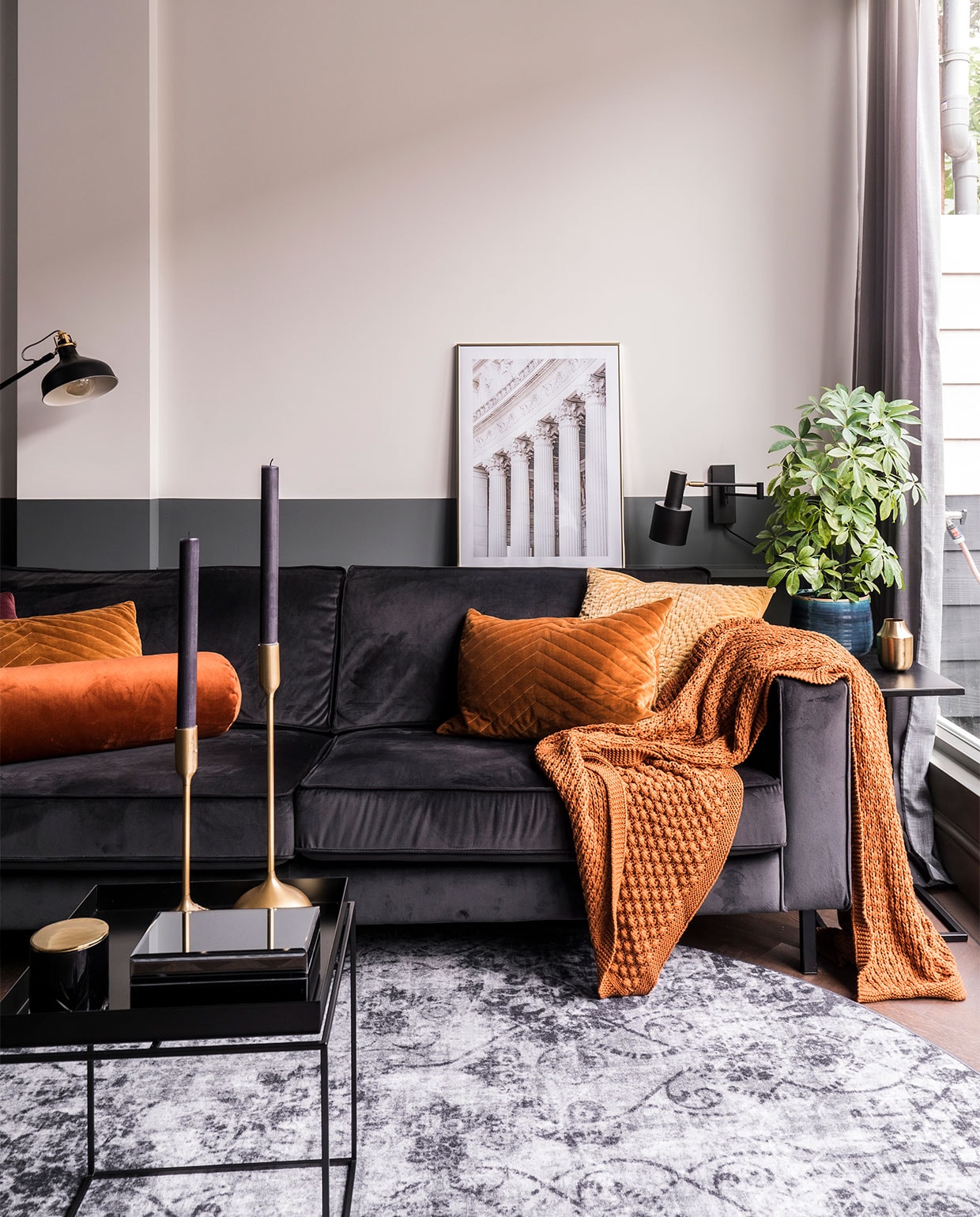 Bank Woood, plaid en kussens Sissy-Boy, kandelaars Dutchbone, op maat gemaakt vloerkleed Bonaparte Vintage 193.202, tafellamp Ikea, wandlamp Karwei, bijzettafels Tray Table Hay, gordijnen vtwonen collectie. De onderste grijze kleurbaan Downpipe Farrow &amp; Ball, bovenste baan zachtgrijs Perfection Praxis. Foto in lijst Poster Store.