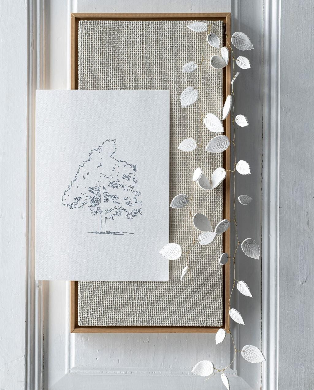 Effen juten doek met structuur en houten lijst 25×50 cm € 49,99 (zarahome.com). Handgemaakte mini vaas van Charlaine Larissa € 18 (zaanschfaamwebshop.nl. Messing kapstokhaak € 3,99 (onlinedeurbeslagshop.nl). Katoenen zak € 2,75 (natuurproduct.com). Illustratie uit oud vtwonen boek.