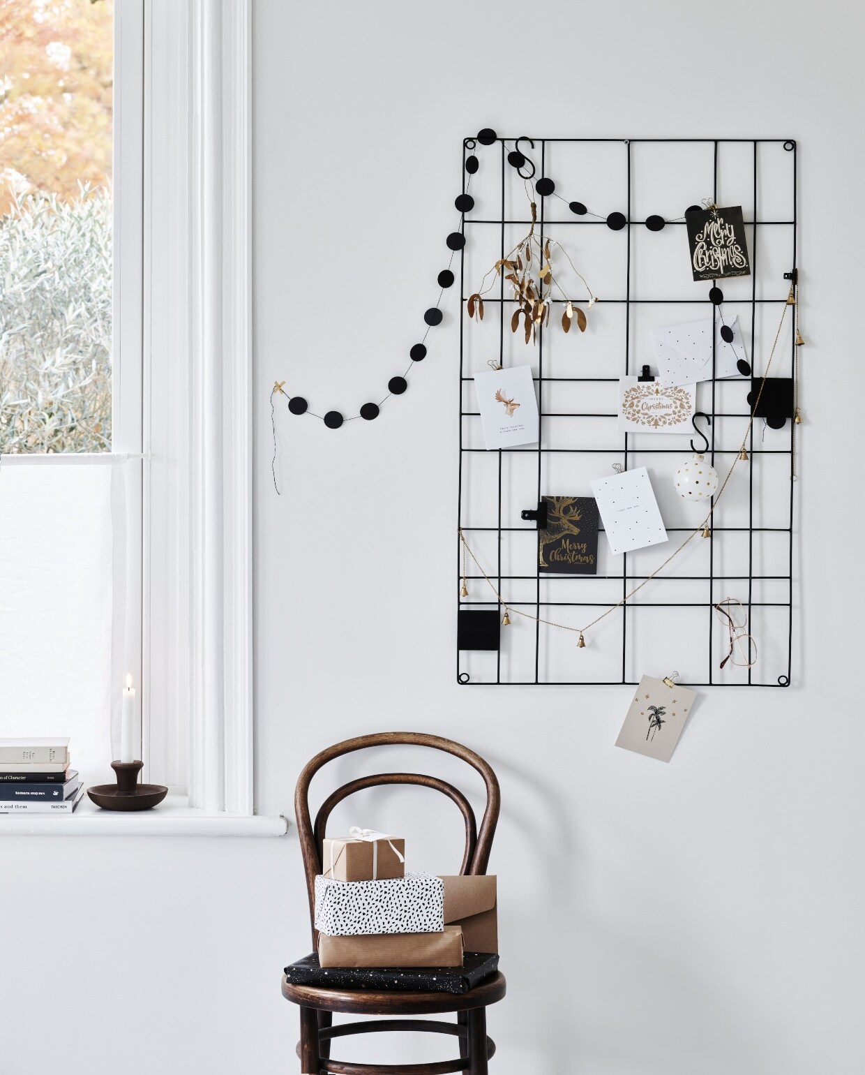 Kandelaar met zwarte kop, Ø 16 cm€ 14,95, metalen memobord, 60×105 cm€ 29,95, metalen S-haken, maat S 8×4 cm,per 6 € 5,95, metalen clips maat S, per 6€ 5,95, metalen slinger met belletjes,lengte 250 cm € 14,95. Overig privébez