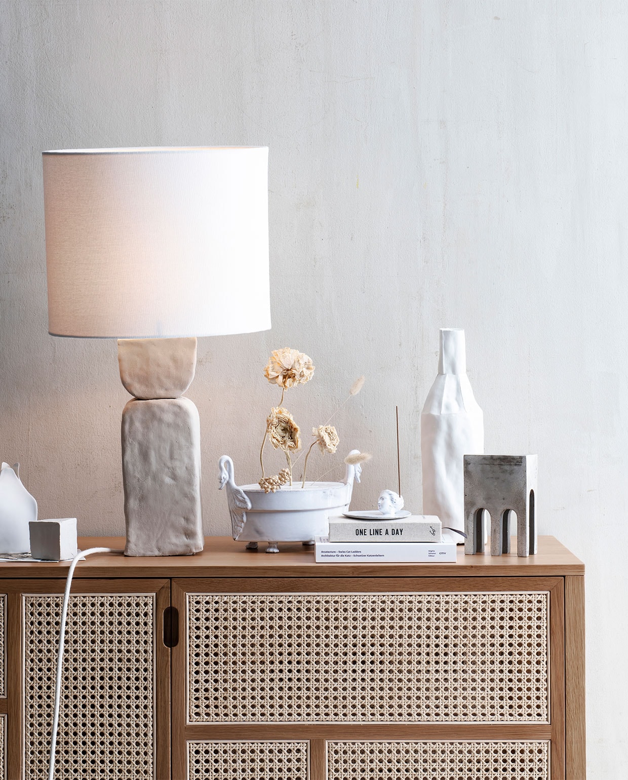 Lampenvoet uit vtwonen DIY Snoer per meter € 4,20, fittingringen per stuk € 0,65, fitting met buitendraad € 1,75, lamp € 5,99, stekker € 1,75, draadeinde per meter € 4,89 (snoerboer.nl). Lamp waarvan kap is gebruikt € 89,99 (zarahome.com). Kast € 1858,-, witte hoge vaas € 175,-, (edha-interieur.nl). Vaas links € 11,50, (bijenkorf.nl). Kaart pak van 8 € 24,95 (sukha.nl). Droogtakjes prijs op aanvraag (tuinvanjudith.wordpress.com). Vaas met zwanenkopjes € 329,-, wierookhouder € 69,-, wierook € 35,-, boek One line a day €19,95 (maisonnl.com). Boek onderop € 40,-, grijze siervorm € 145,- (frozenfountain.nl). Overig privébezit.