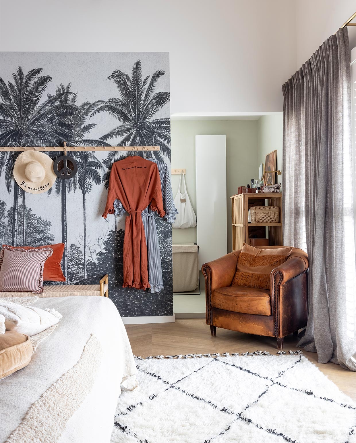 Behang Karwei, stoel marktplaats, badjassen Love Stories, vloerkleed HKliving, sprei Loft Arnhem, gordijnen Onel Window Dressings.