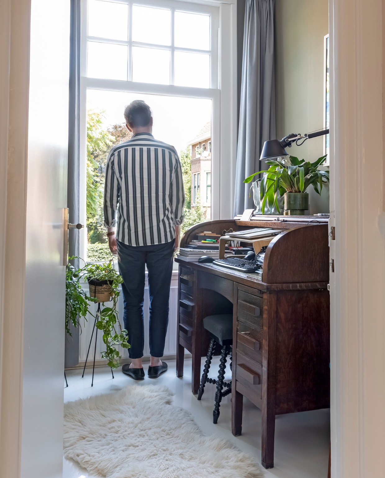 Herkomst antiek bureau onbekend, bureaulamp Artemide, plantenbak op poten Ferm Living.