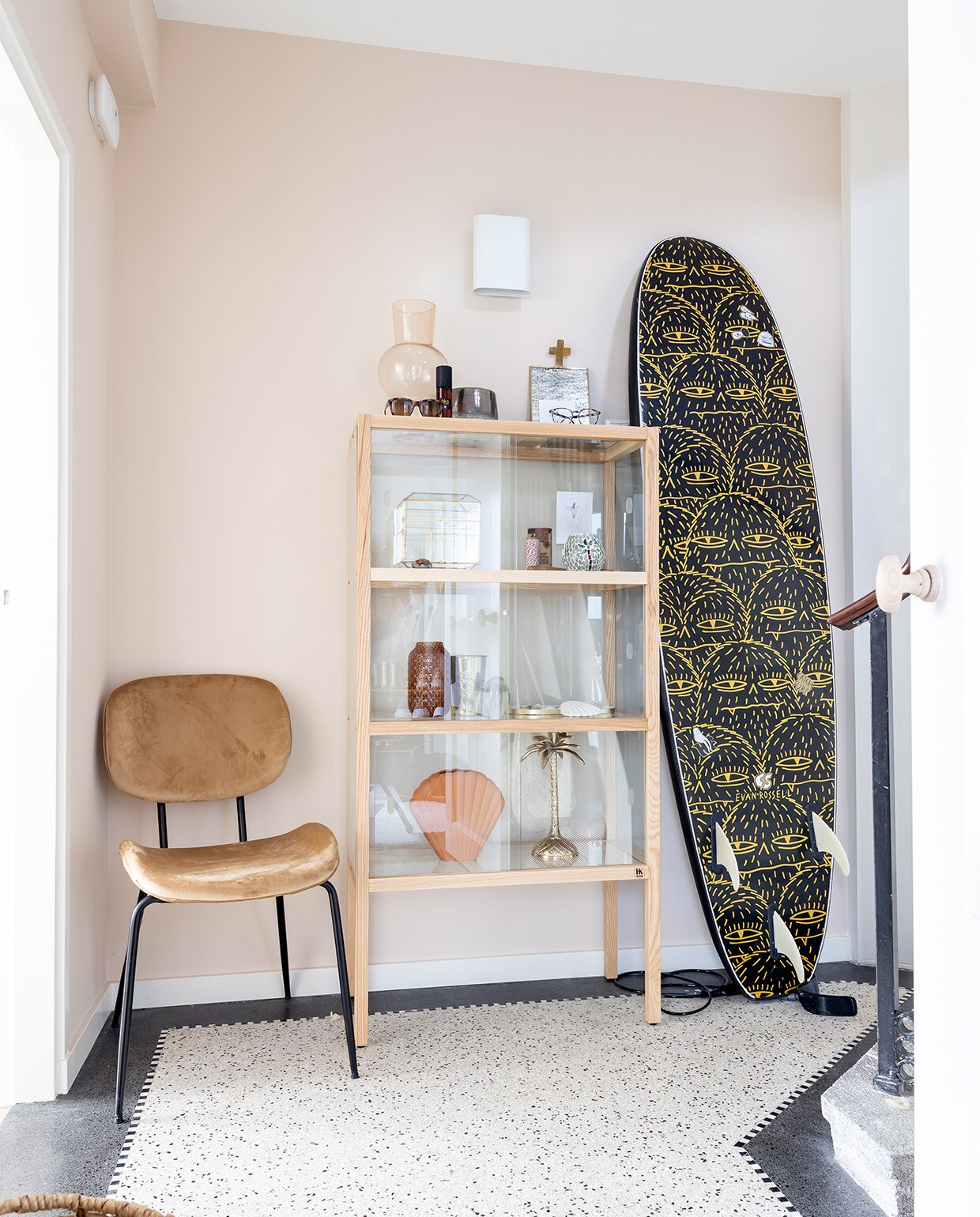 Muurkleur Flexa Gentle Umber. Vloer terrazzo. Stoel, vitrinekast en vazen onder andere HKliving, surfboard Van den Berg Surf.