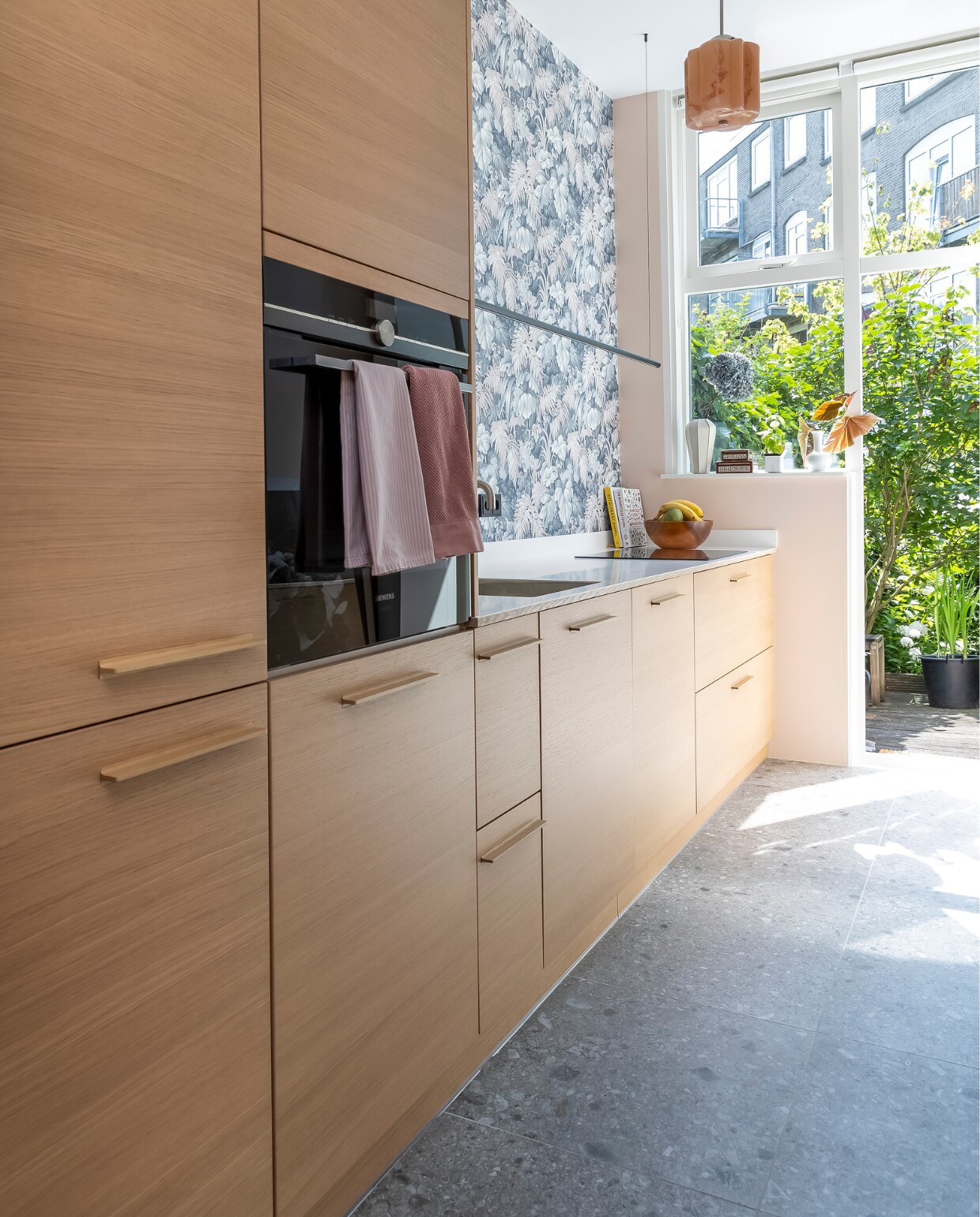 Keuken Kvik, behang van Cole &amp; Son, hanglamp vintage, hand- en theedoek H&amp;M Home, fruitschaal Ikea, witte vaas groot onbekend, kleine witte vaas vintage. Vloer Jan Groen Tegels.