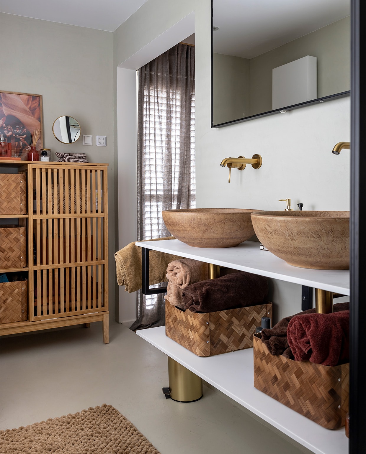 Alle kranen en douche Grohe brushed cool sunrise, meubel, spiegel en douchedeur Sanitairkamer, handdoeken Suite 702, beker HKliving, badmat Aquanova.
