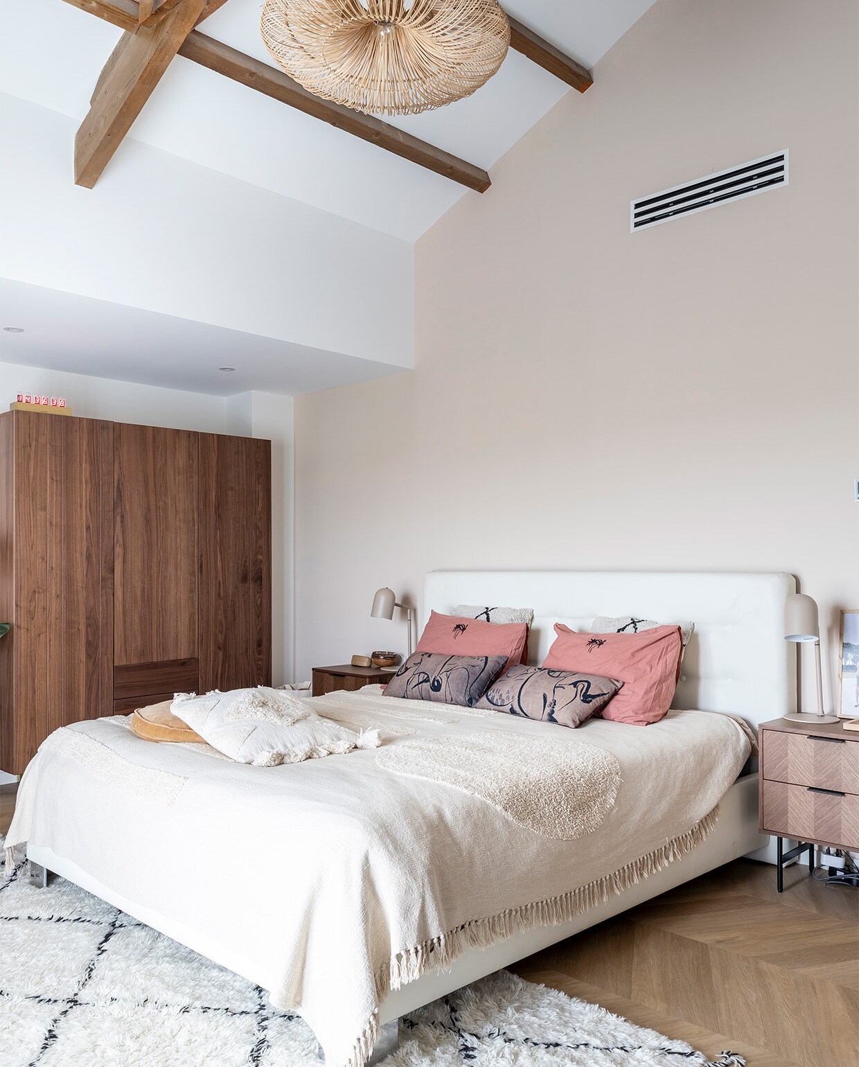 Kast Made, nachtkastjes Zara Home, herkomst bed onbekend. Lamp, kleed en kussens HKliving, nachtlampjes It’s About Romi, roze kussenslopen Crisp sheets, klok Karlsson.