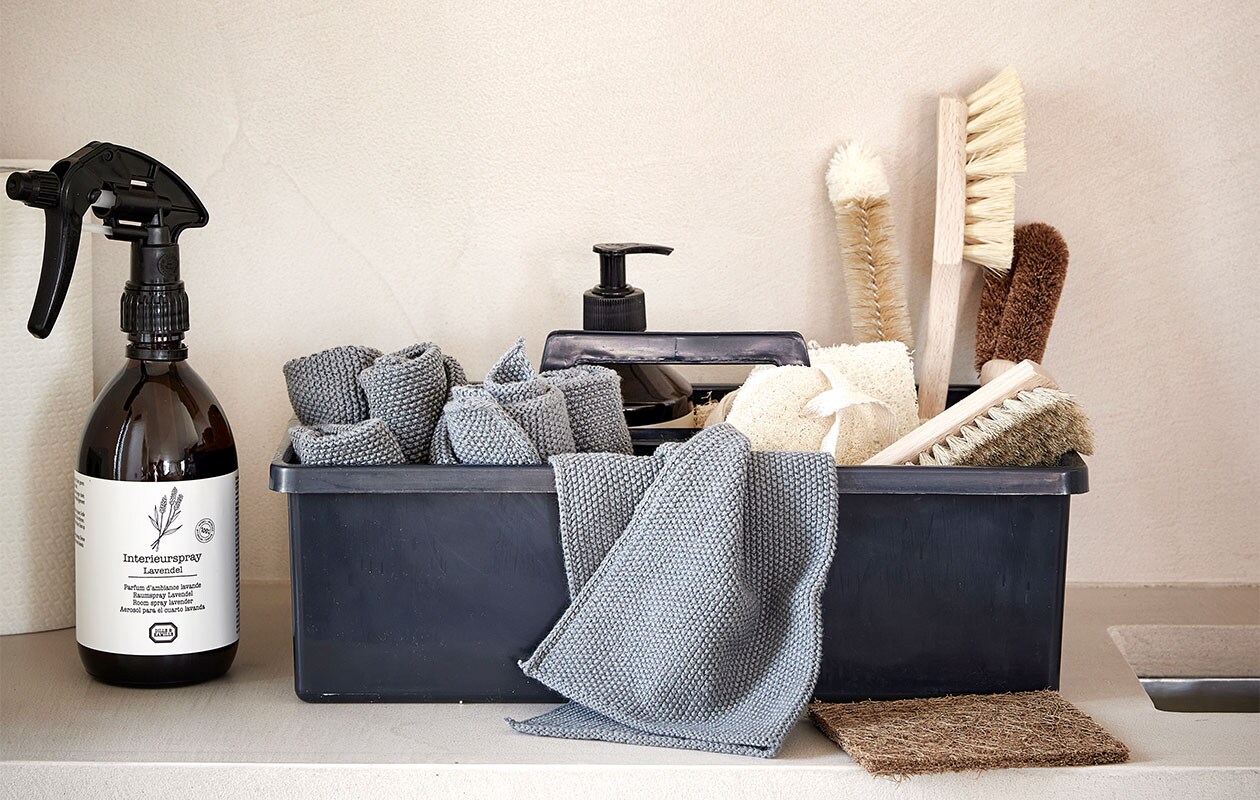 Wasbare katoenen vaatdoeken 3 stuks – blauw/grijs – L 27 x B 27 cm – 16,95 (ZONE.DK), interieur spray lavendel – 500ml – 19,95 – (Dille &amp; Kamille), opberg kistje – donker grijs van gerecycled plastic ( Mijn Stijl), spons loofah – 10cm – 3,95 (Dille &amp; Kamille), schoonmaak sponsje Loofah – 9cm – 4,95 – (Dille &amp; Kamille), Afwasmiddel Cotton – €5,95 (Mijn Stijl), Afwasborstel kokos (Mijn Stijl), borstel – beukenhout – wit -16,5 cm – 2,95 (Dille &amp; Kamille), borstel – beukenhout – 15 cm – 3,95 (Dille &amp; Kamille), bruin kokos/lated pad (Mijn Stijl)