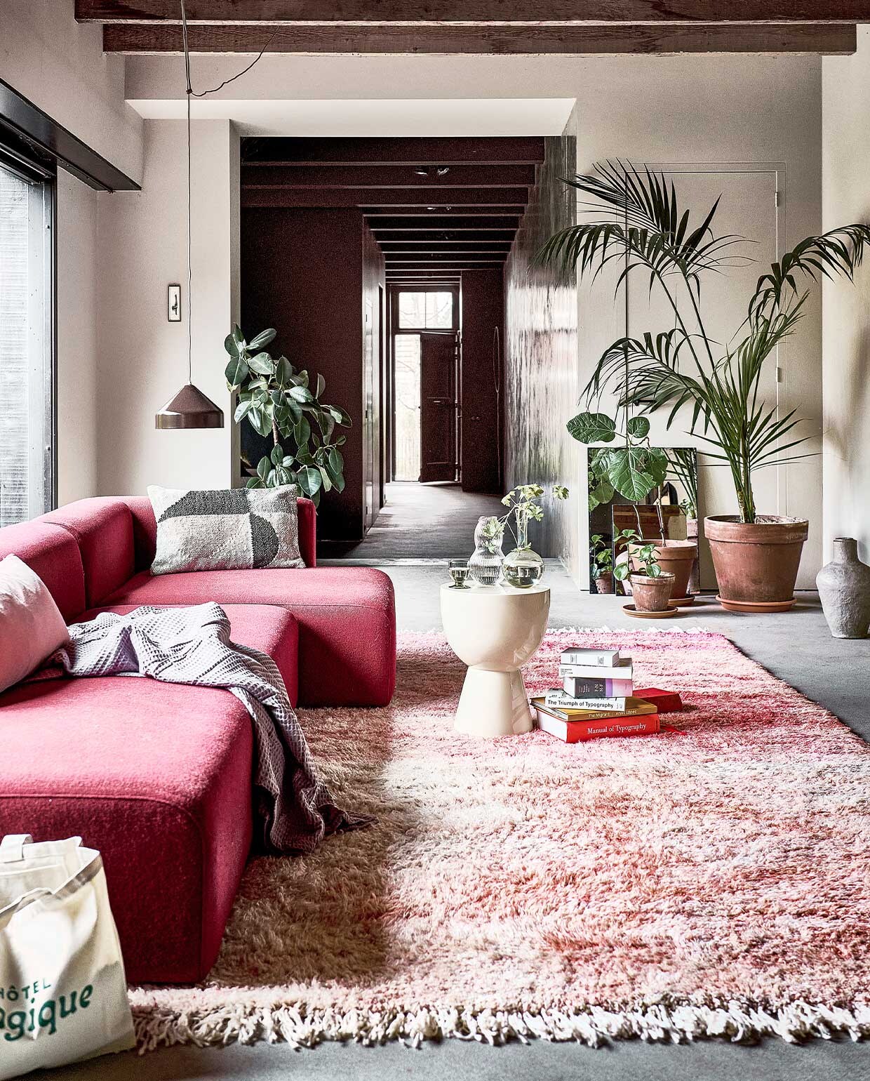 Handgemaakt wollen berber vloerkleed Beni Ouarain uit Marokko, 386×318 cm € 2790,- (rozenkelim.nl). Beige kruk van Pols Potten als bijzettafel € 325,-, sprei van Heckett &amp; Lane in kleur Quail Lilac, 180×260 cm € 36,99, kussen van Bloomingville, 40×60 cm € 69,- (vtwonen.nl). Spiegel antieklook medium € 69,95, spiegel antieklook small € 39,95 (hkliving.nl). Katoenen tas Green Magique € 35,- (hotelmagique.com). Papier-maché vaas Pompeii van BePureHome € 77,95 (basiclabel.nl). Roze elementenbank Mags vanaf € 1280,-, bruine hanglamp Lloop € 399,- (vij5.nl). Glazen karaf met ribbels € 29,- (arket.com). Overig privébezit.