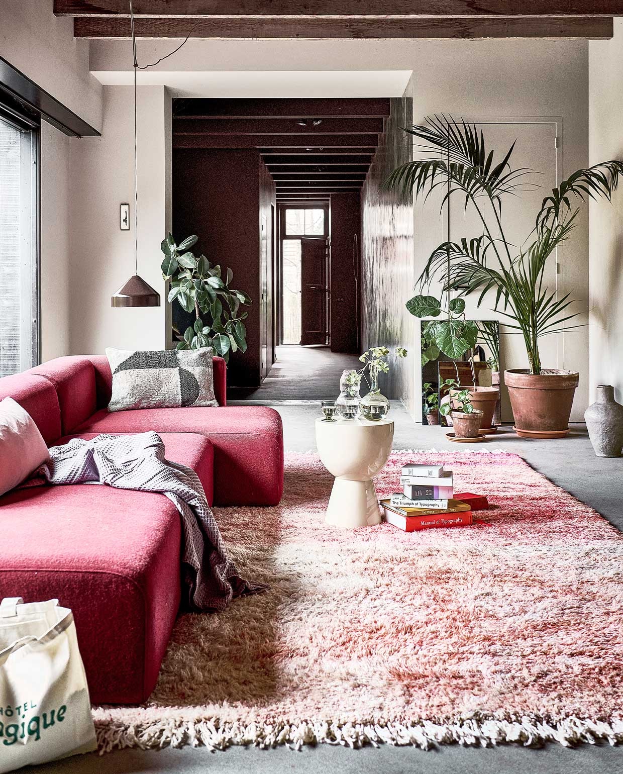 Handgemaakt wollen berber vloerkleed Beni Ouarain uit Marokko, 386×318 cm € 2790,- (rozenkelim.nl). Beige kruk van Pols Potten als bijzettafel € 325,-, sprei van Heckett &amp; Lane in kleur Quail Lilac, 180×260 cm € 36,99, kussen van Bloomingville, 40×60 cm € 69,- (vtwonen.nl). Spiegel antieklook medium € 69,95, spiegel antieklook small € 39,95 (hkliving.nl). Katoenen tas Green Magique € 35,- (hotelmagique.com). Papier-maché vaas Pompeii van BePureHome € 77,95 (basiclabel.nl). Roze elementenbank Mags vanaf € 1280,-, bruine hanglamp Lloop € 399,- (vij5.nl). Glazen karaf met ribbels € 29,- (arket.com). Overig privébezit.