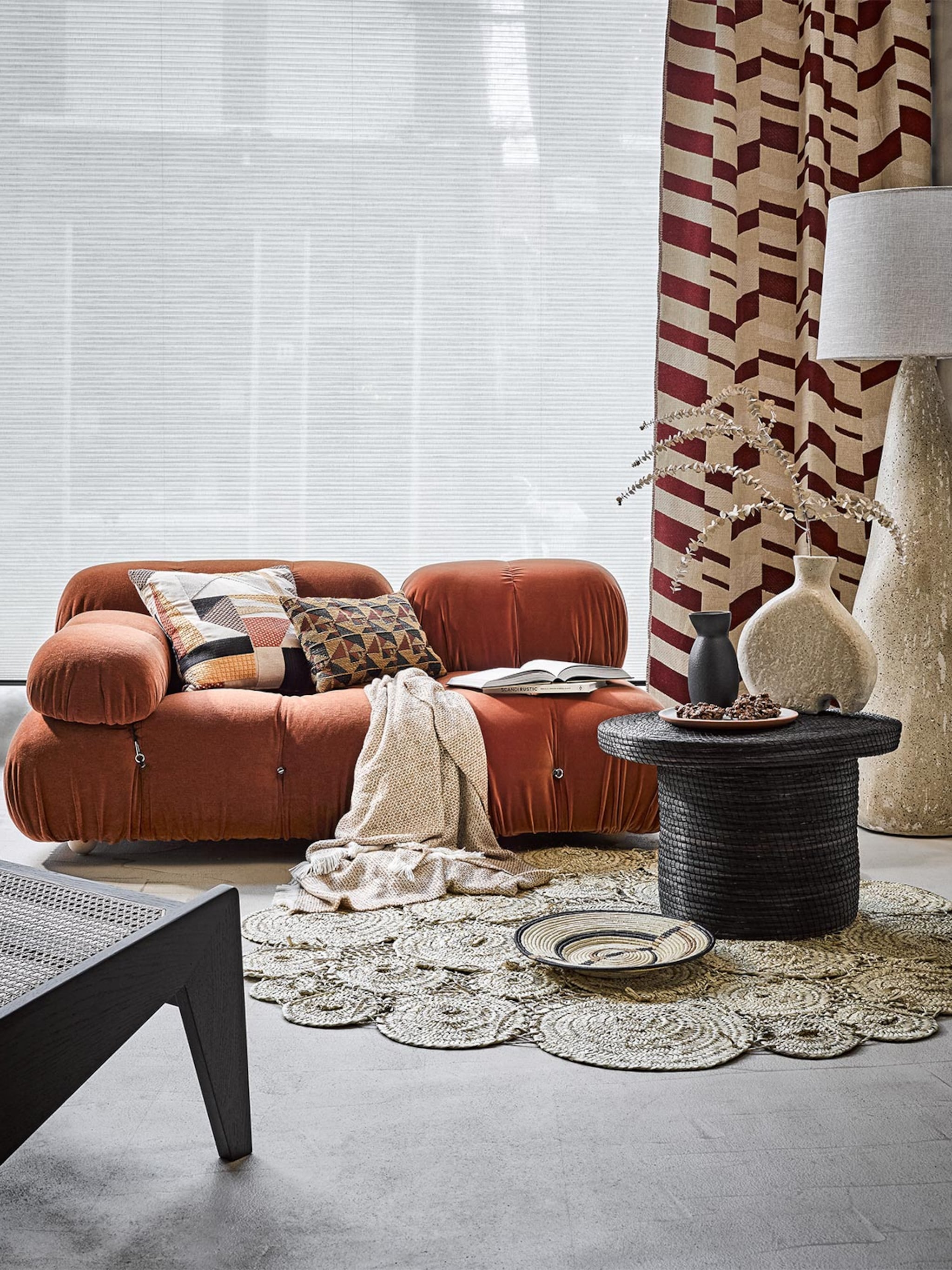 raamdecoratie in de woonkamer geeft sfeer warmte en privacy
