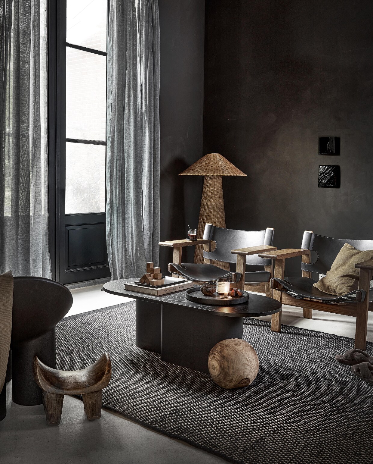 Grijs gordijn Frost, half transparant, met plooi, 270×140 cm (hxb) € 44,99M.m.v. vtwonen.nl (lamp Dou van Ferm Living, salontafel Looi van noo.ma, vloerkleed Asko van Linie Design), designtales.nl (fauteuils van Fredericia met leren zitting), zarahome.com (houten blokspel, pantoffels, metalen dienblad, bruin plaid, glazen koffiekopje, geurkaars), mooswillemsen.com (zwarte kunstwerken), anoukb.com (houten krukje, zwarte fauteuil). Overig privébezit.