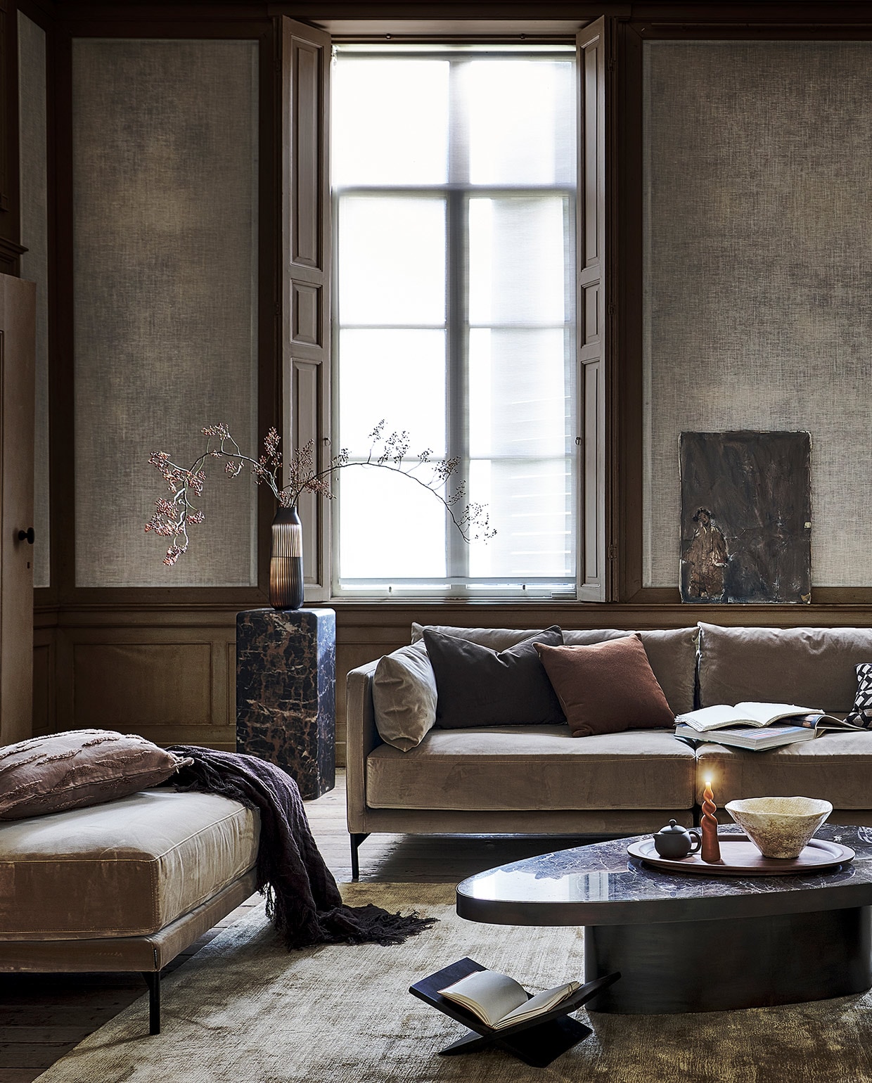 Velours hocker Vincent in champagnetint € 369,-, velours modulaire bank Vincent in champagnetint, vanaf € 569,- (sofacompany.com). Bruin kussen met textuurstrepen van Lizzo € 207,50 (loggerewilpower.com). Bruine linnen plaid € 375,-, beige satijnen kussen met bruine bies € 29,95, velours doorgestikt kussen € 39,95, lichtbruine bijzettafel € 191,20, kussen met textuurstrepen € 54,95 (nordal.eu). Faux marmeren pilaar € 535,- (polspotten.nl). Bruin kussen € 49,99, bruine glazen vaas € 69,-, houten dienblad € 199,- (homestede.nl). Vloerkleed, 250×350 cm € 2999,-, chocoladebruin fluwelen kussen € 79,- wit kussen met bruin geometrisch motief € 69,- (allurehome.nl). Houten boekenstandaard € 24,99, bruin theeglas met oor € 7,99 (hm.com). Olieverfschilderij prijs op aanvraag (gracespiegel.com). Marmeren salontafels, per stuk vanaf € 1444,95 (rapture.amsterdam). Keramieken theepot € 44,95, keramieken theemok, onderdeel van set met pot € 59,95 (simonlevelt.nl/alkmaar). Gedraaide kaars € 4,95 (dille-kamille.nl). Aardewerken schaal € 35,99, aardewerken bolvaas € 29,99 (zarahome.com). Hanglamp van Vaughan, prijs op aanvraag (wva.nl). Albaster waxinelichthouder € 24,99 (sissy-boy.com). Fauteuil € 675,- (allestedlund.com). Overig privébezit.