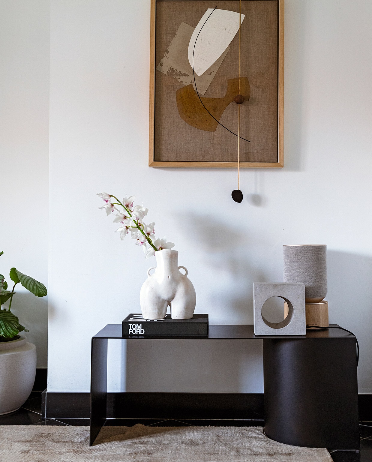 Vloerkleed Benuta. Plantenpot Serax. Bank Ferm Living. Boek Tom Ford. Vaas Anissa Kermiche. Lamp Serax. Box Bang &amp; Olufsen. Kunstwerk Atelier de Rijk. Overig privébezit.