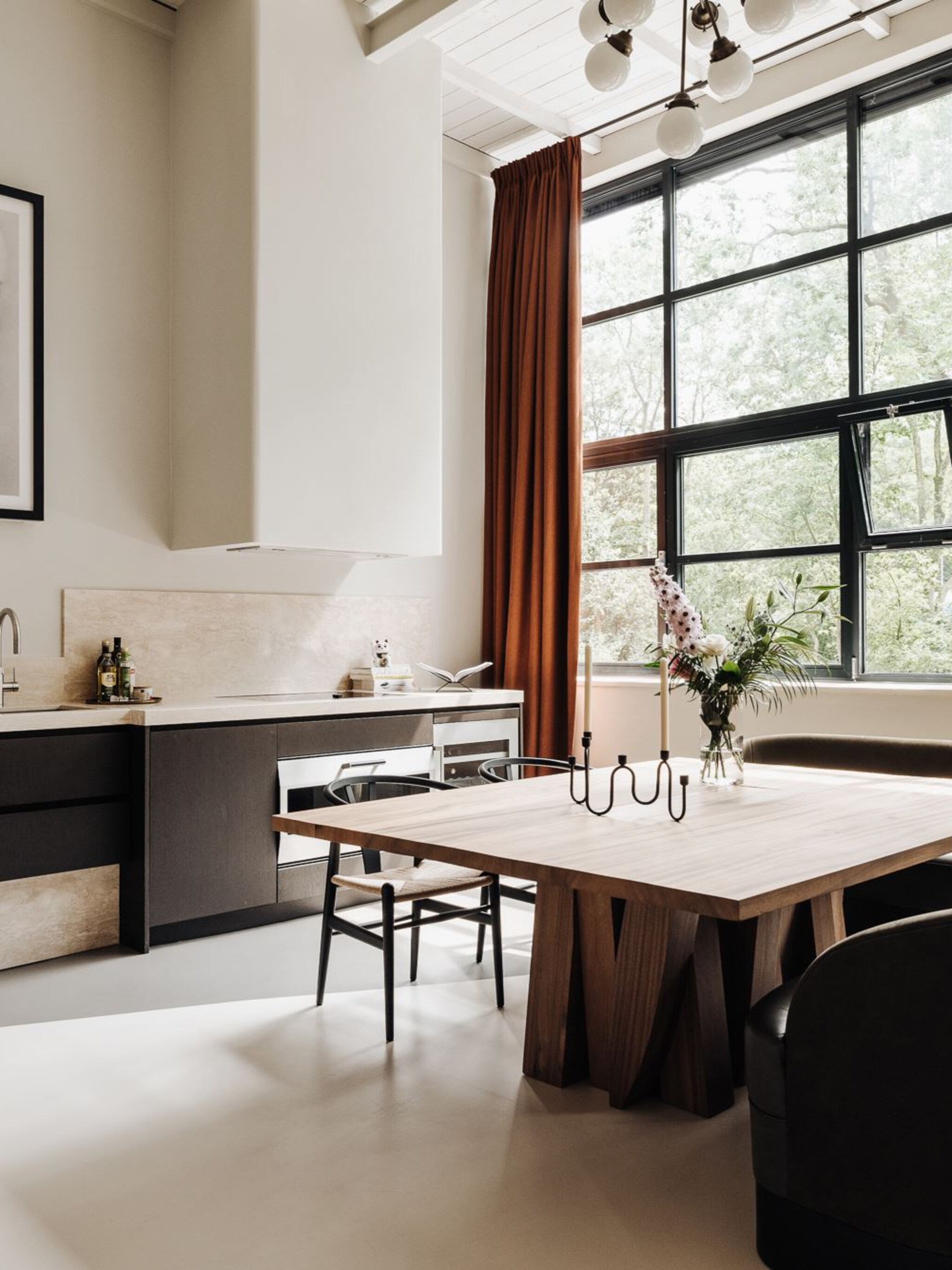 funda parel chic ingerichte atelierwoning met golvende muren