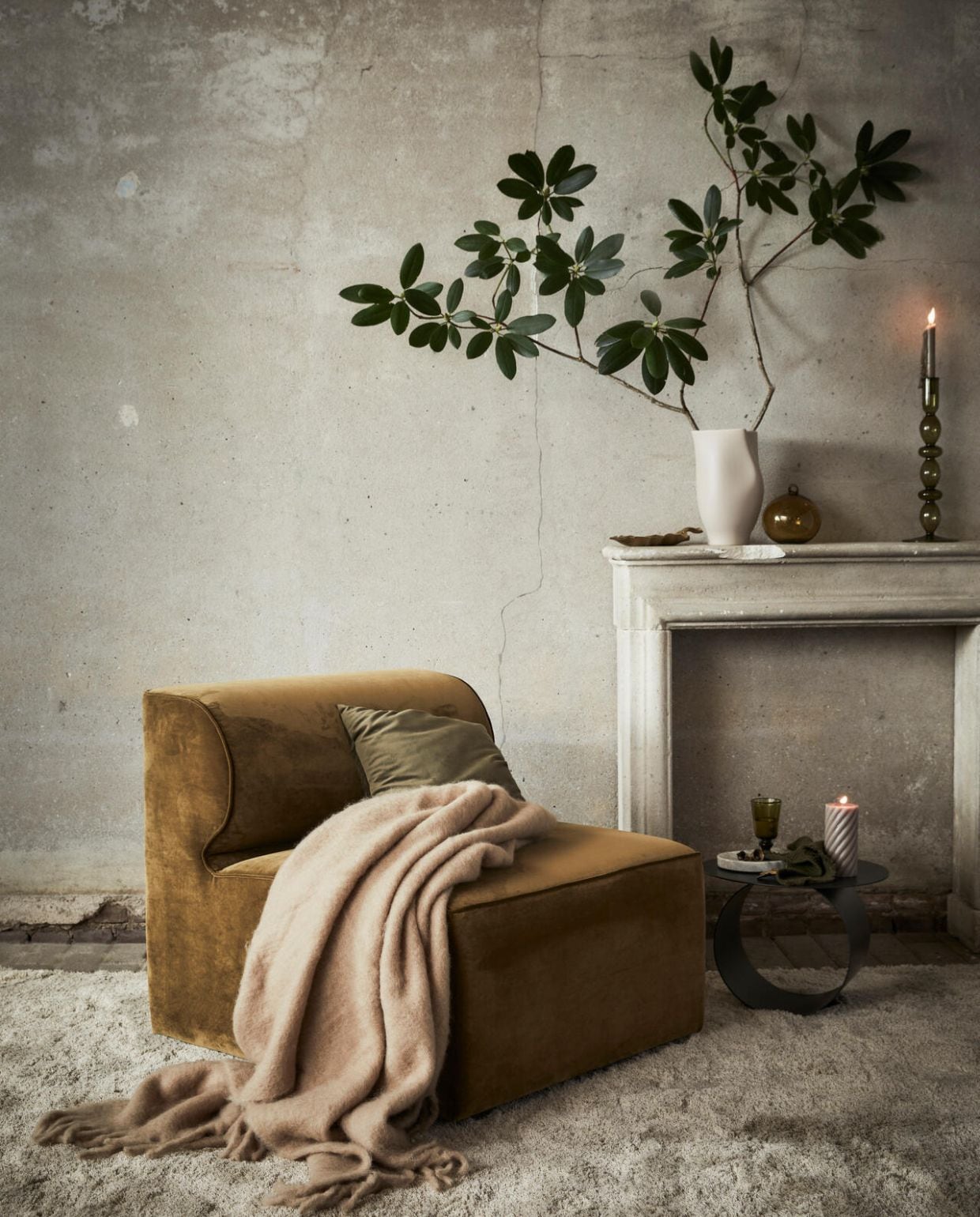 Fauteuil € 1349,- (meijerenfloor.nl). Wollen plaid € 99,99, gouden dienblad in de vorm van blad € 17,99 (zarahome.com). Groen fluwelen kussen € 65,- (bolia.com). Bijzettafel € 401,-, vloerkleed 300×200 € 1750,- (kasstoor.nl). Antieke schouw € 650,- (oudebouwmaterialen.nl). Vaas € 24,99, marmeren dienblad € 19,99, stompkaars € 4,99, servet, set van twee € 9,99 (hm.com). Handgeblazen kerstbal € 22,50, groene glazen kandelaar € 40,-, groen glas € 19,95 (paviljoennoord.com). 2020-12 | fotografie Jeroen van der Spek, styling Danielle Verheul