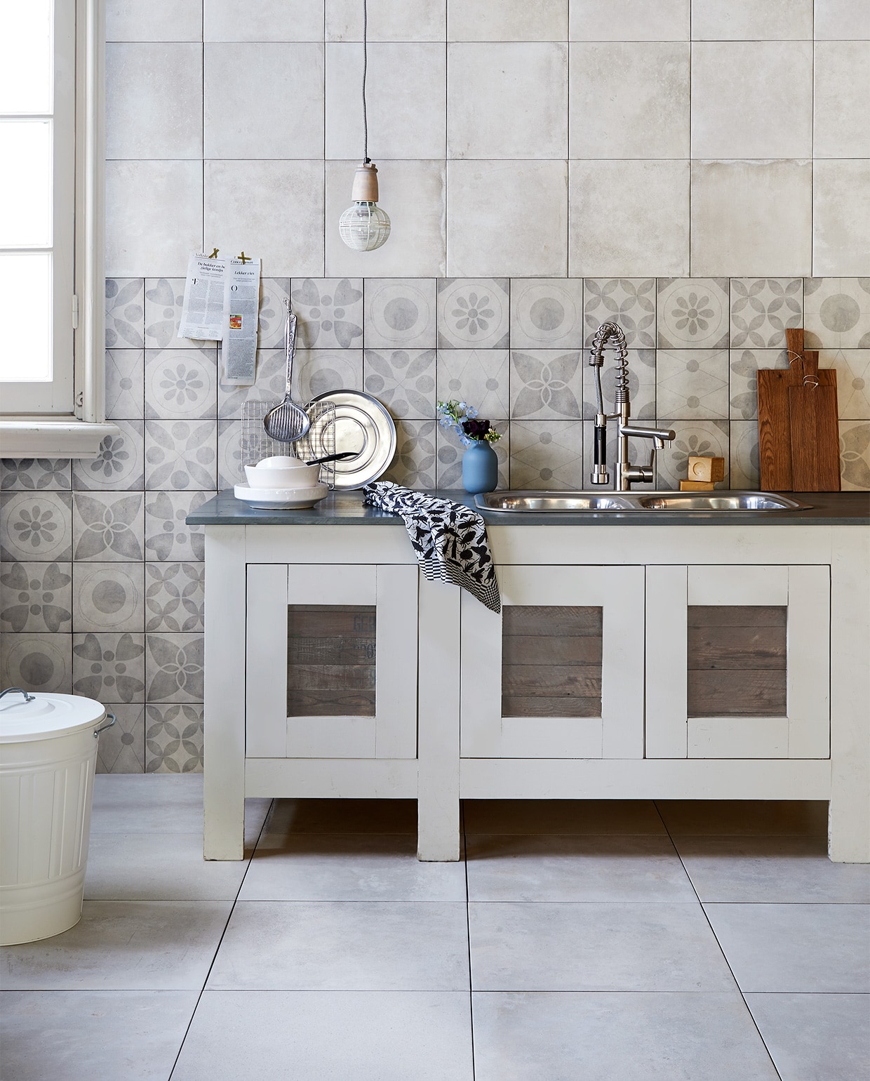 Tegels van de vtwonen collectie. Neo dessin black per m² € 67,80Neo uni grey 50×50 cm per m² € 51,65 M.m.v. Combitex (keukenblok), Household Hardware (witte kommen, slabestek, aluminium keukengerei), Ikea (prullenbak, keukenkraan), &amp;Klevering (theedoek), Yvonne Visser (vaasje) M.m.v. Household Hardware (kapstok), Sukha (shawl, jasje, tas, wandhaakje), Nijhof (grote witte flesvaas)M.m.v. Combitex (werktafel), HK Living (stoel, flesvaas), Fens DECOR (staande lamp, Jieldé), overig privébezit.M.m.v. Affaire d’eau (wanddouche, sponsbakje , hammamdoek), HK living (trap), Nijhof (looplamp), &amp;klevering (douchegel), overig privébezit.
