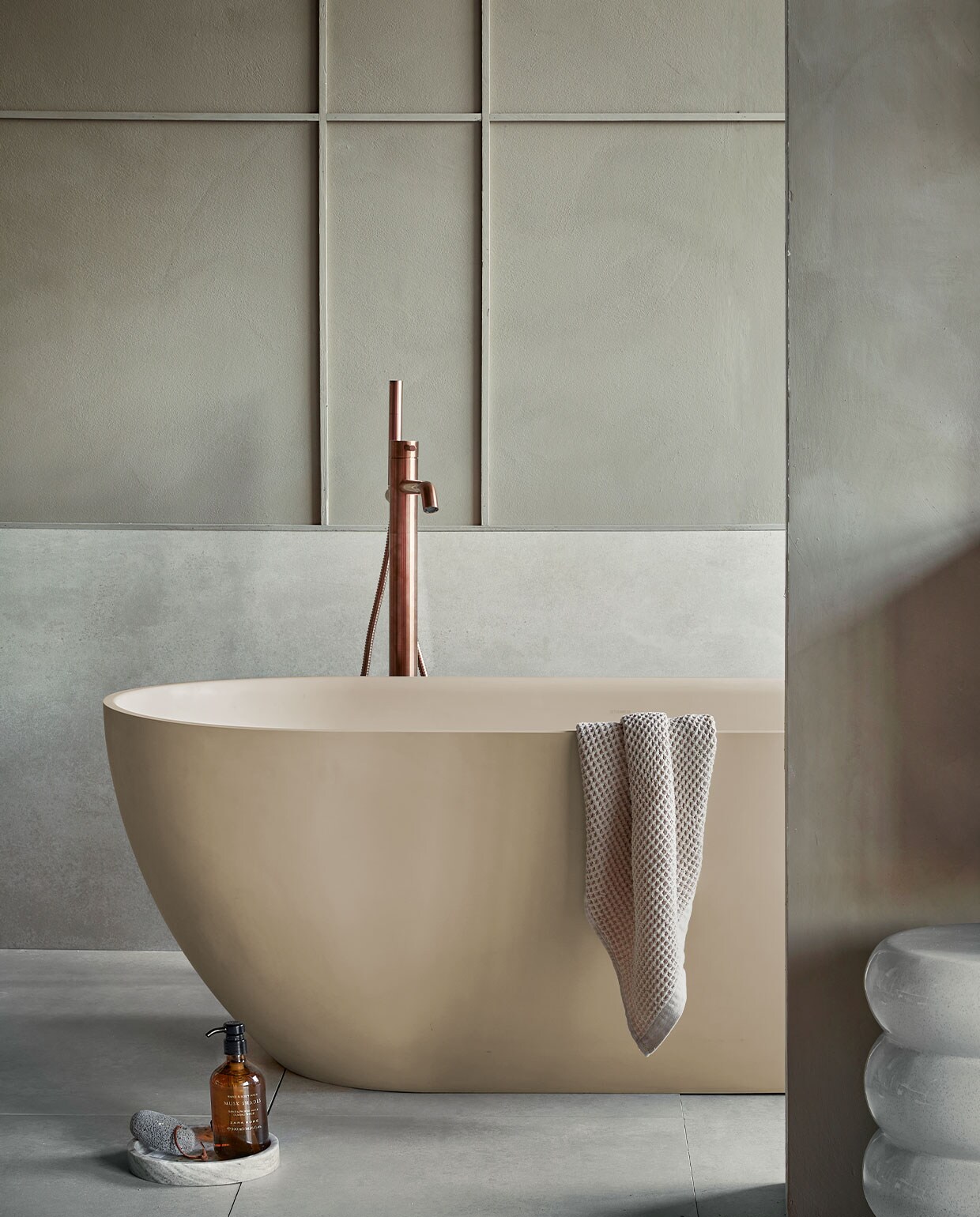 Top Solid bad Endless uit de vtwonen badkamercollectie in zand, 160x73x57 cm (lxbxd), inhoud 200 liter € 3450,- (ook verkrijgbaar in Quartz in grijs en zwart). Op vloer vtwonen tegels Raw Sand, 60×120 cm per m² € 74,-. Achter bad vtwonen tegels Raw Sand, 80×80 cm per m² € 69,50. Overig privé