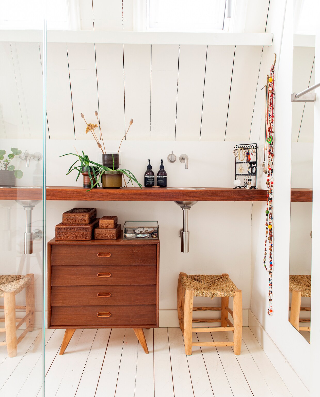 Blad wastafel zelfgemaakt, rvs wasbakken Franke, kranen Vola, krukjes uit Marrakesh, vintage ladekast Sprinkel + Hop, keramiek vintage, kistjes op ladekast van oma, kralendecoratie zelfgemaakt.
