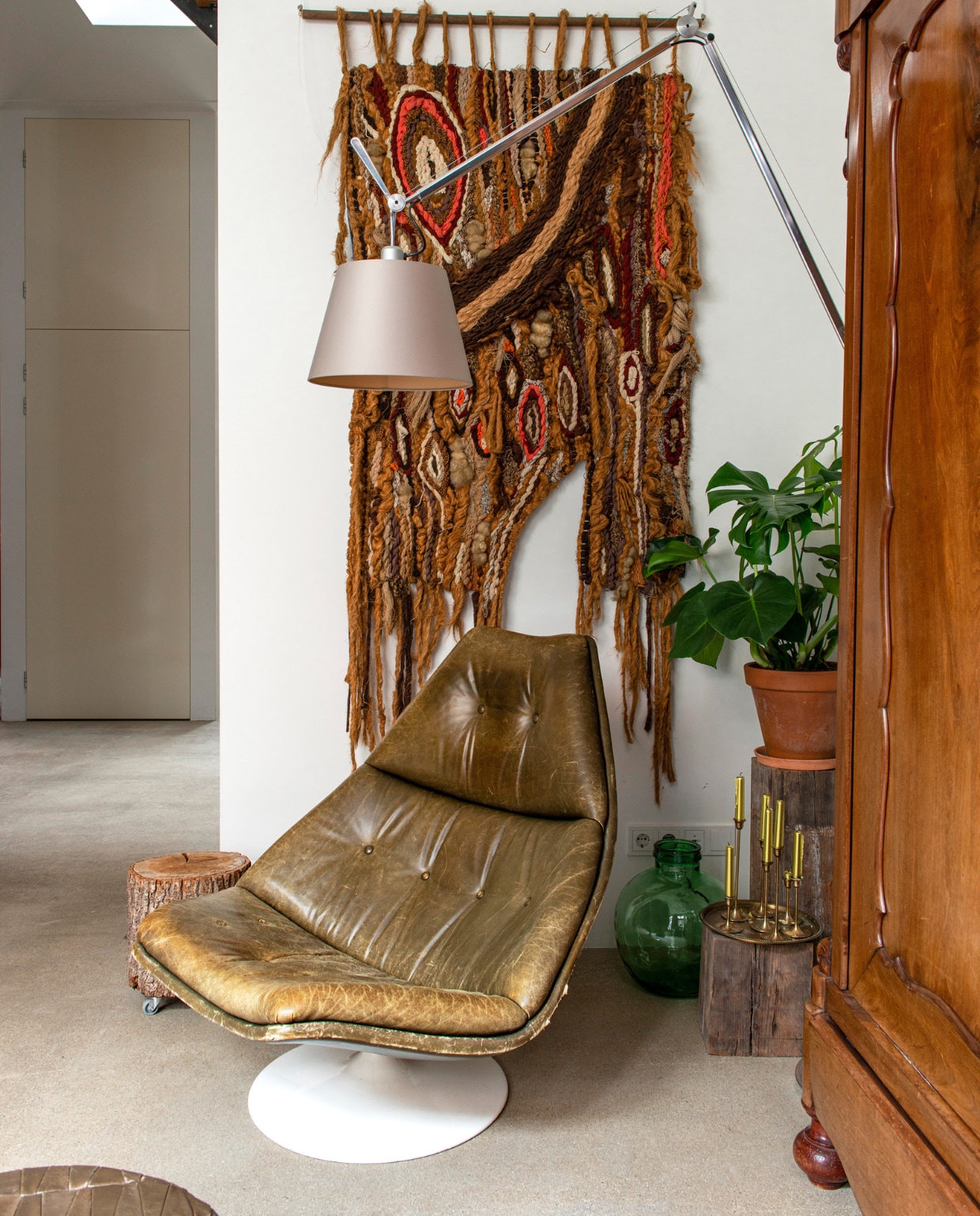 Lamp Tolomeo van Artemide, vintage fauteuil van Pierre Paulin voor Artifort, vintage wandkleed via Marktplaats, Hollandse mahoniehouten kuifkast van een tante, flesvaas en kandelaars uit Frankrijk.