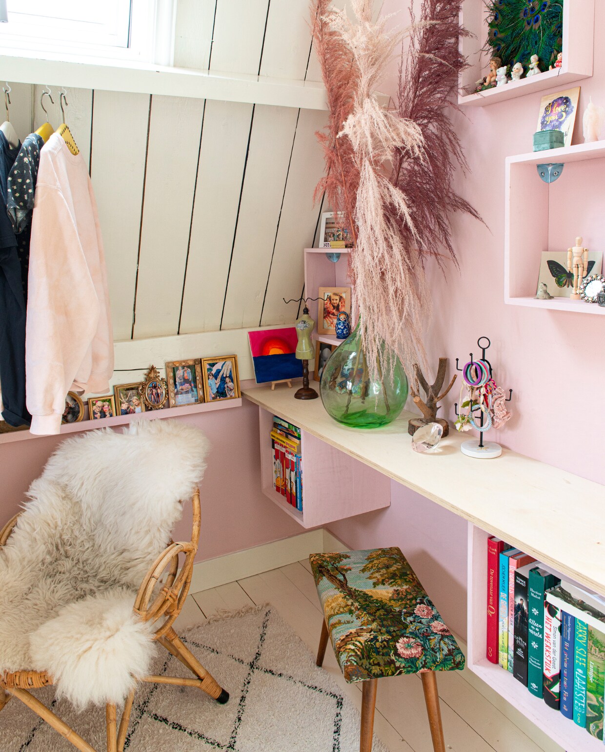 Pluimen Miss Bloem, schapenvacht Pols Potten, bureau zelfgemaakt, vloerkleed Søstrene Grene, overig vintage.