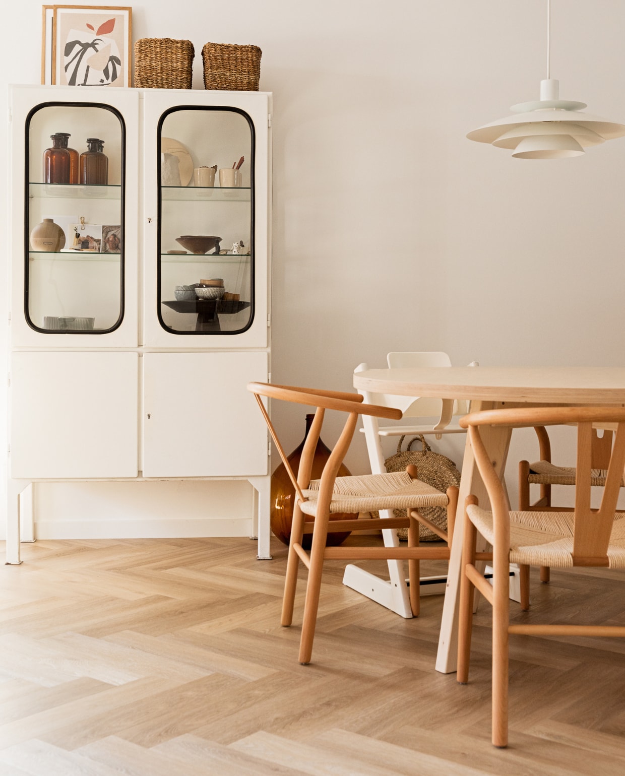 Apothekerskast Old Basics, tafel Woodchuck, wishbone stoelen, kinderstoel, hanglamp en bruine buikfles via Marktplaats, poster PSTR studio, manden Søstrene Grene, etagère van Sober &amp; Stoer Wonen, pvc-vloer van Cavallo Floors, overig via kringloopwinkels en erfstukken.