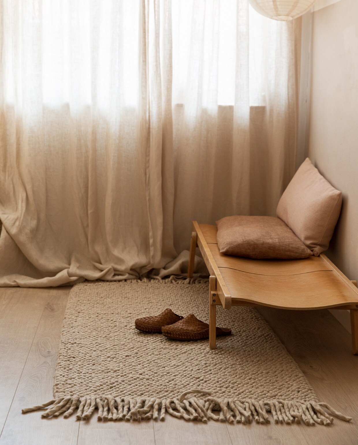 Bank via Etsy, vloerkleed Søstrene Grene, hanglamp Casa, kussens Bij Emma Thuis.