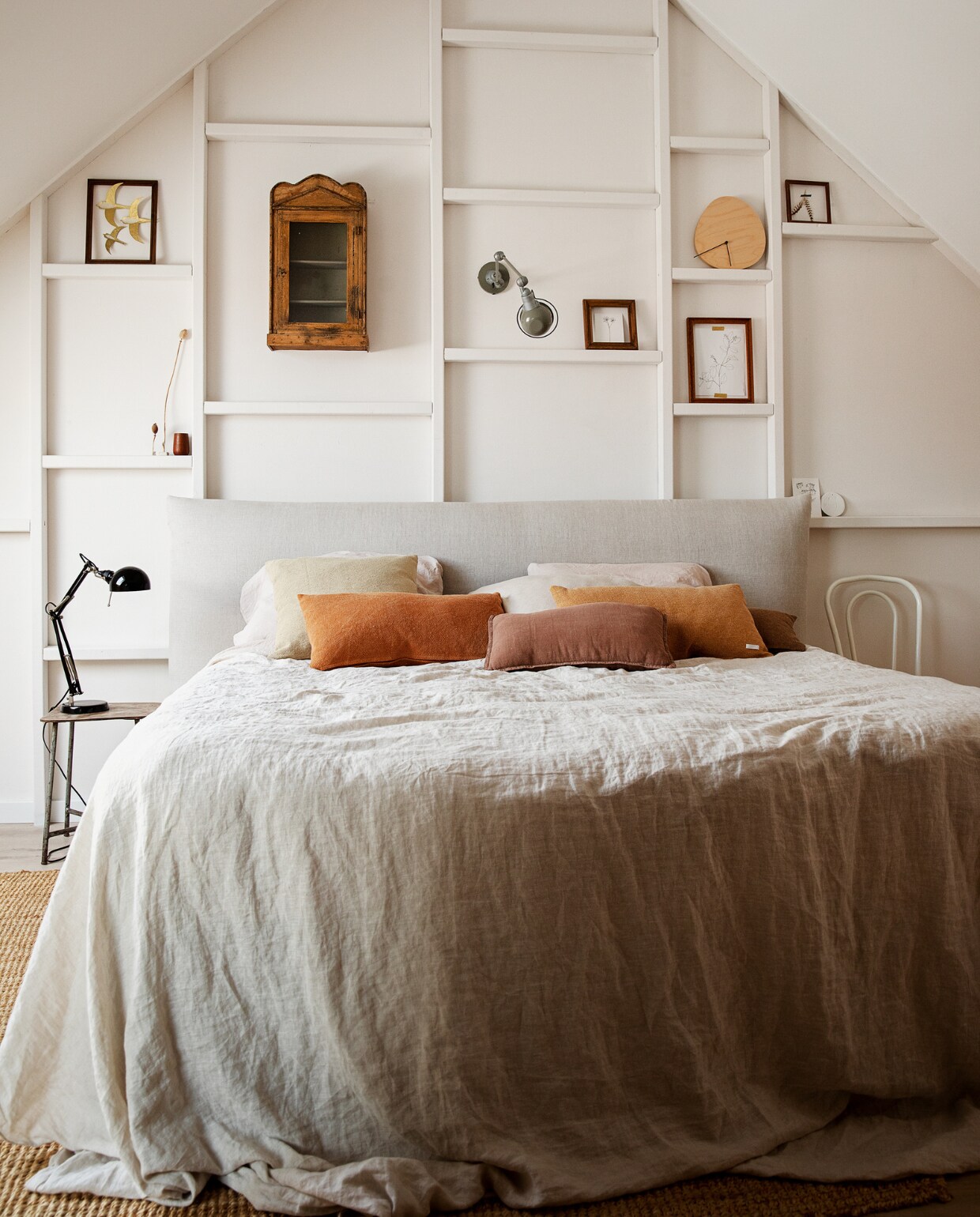 Hangkastje via @flowerchild.arnhem, klok Ikea, wandlamp House Doctor, kussens Bij Emma Thuis, bedlinnen Zara Home, lijsten, krukje en stoel kringloopwinkel, bureaulamp Ikea, gouden vogels Powders &amp; Hazel, print Maartje van den Noort, vakken op de muur zelfgemaakt, overig via familie en kringloopwinkels.