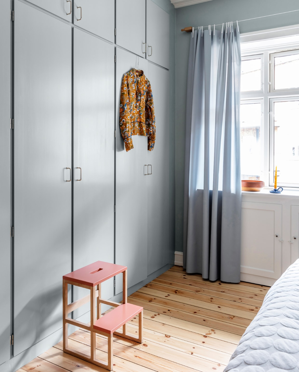 Muurverf Exhale van Jotun. Gordijnen Kvadrat. Kasten en voetenbank op maat gemaakt door Stilleben Architects. Bedsprei Hay. Overig herkomst onbekend.