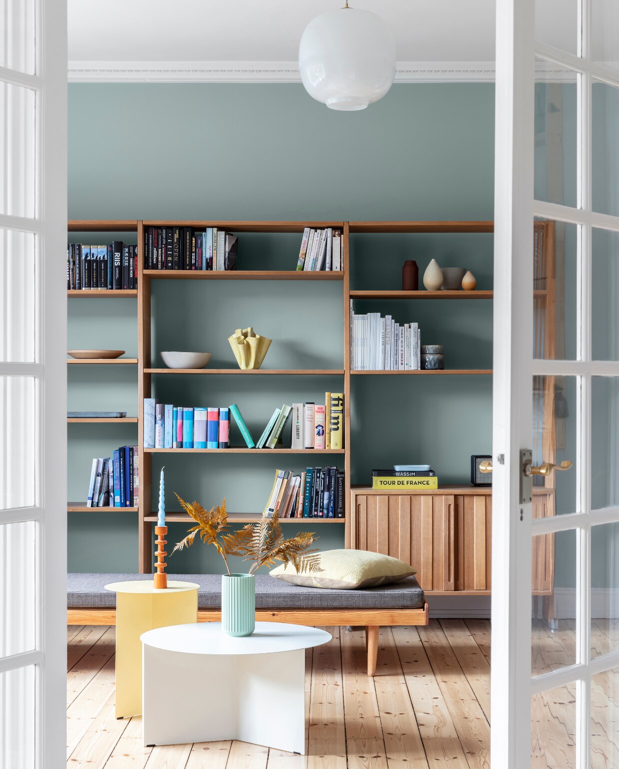 Muurverf Tender Green van Jotun. Originele houten vloer, gerestaureerd. Kast vintage Wegner, gekocht op veiling. Daybed vintage, gestoffeerd met wol van Kvadrat / Raf Simons. Hanglamp Radio House. Prikbord Ikea. Salontafels Hay. Groene vaas Lyngby Porcelæn. Kandelaar vintage.