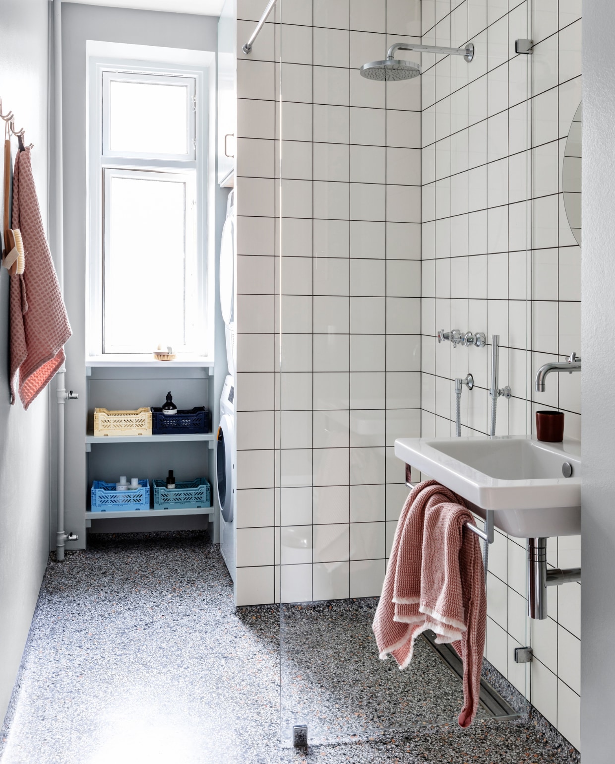 Muurverf Exhale van Jotun. Badkamerarmaturen Toni. Wastafel vintage. Hanglamp Light-Point. Kratten Aykasa van Hay. Overig herkomst onbekend.