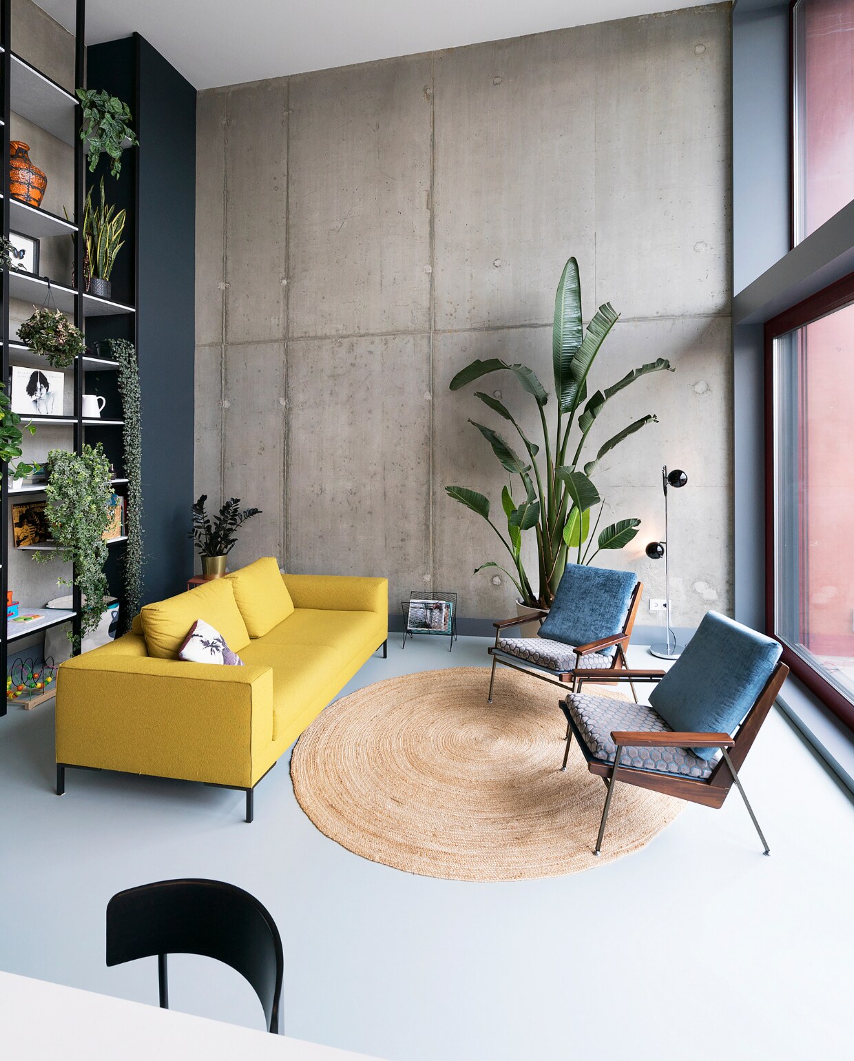 Bank Aikon Lounge van Design on Stock. Vloerkleed Solis Naturel van Kwantum. Fauteuils vintage Gelderland, opnieuw bekleed bij Neef Louis. Magazinehouder Wired van Sissy-Boy Homeland. Stalen kast ontwerp Martijn Frank Dirks, uitvoering Spinder Interieurbouw. Donkerblauwe verf Sikkens ACC Aqua Zijdeglans kleur SO.10.20. Staande lamp herkomst onbekend.
