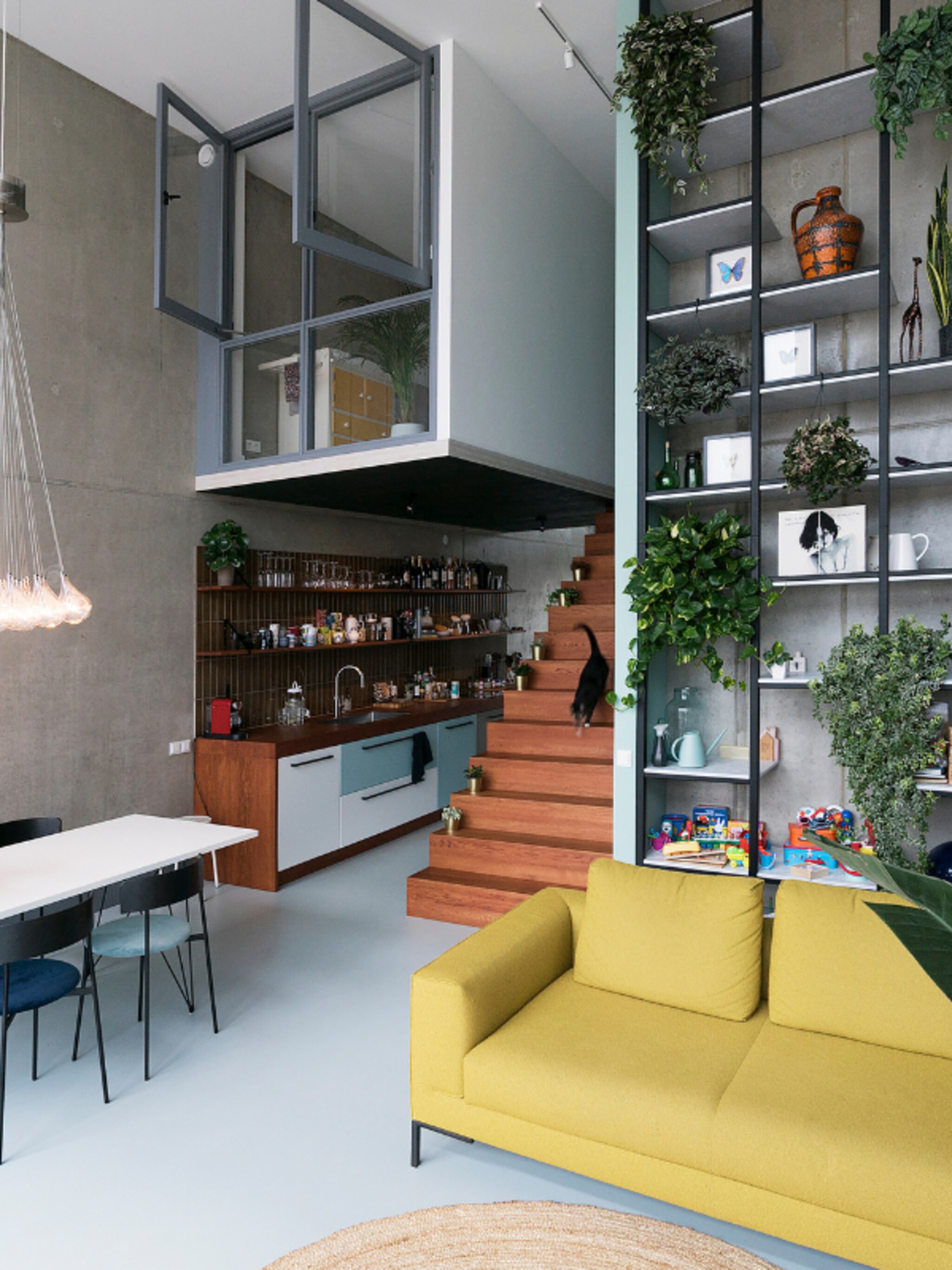 kijk binnen in een lichte luchtige loft in amsterdam