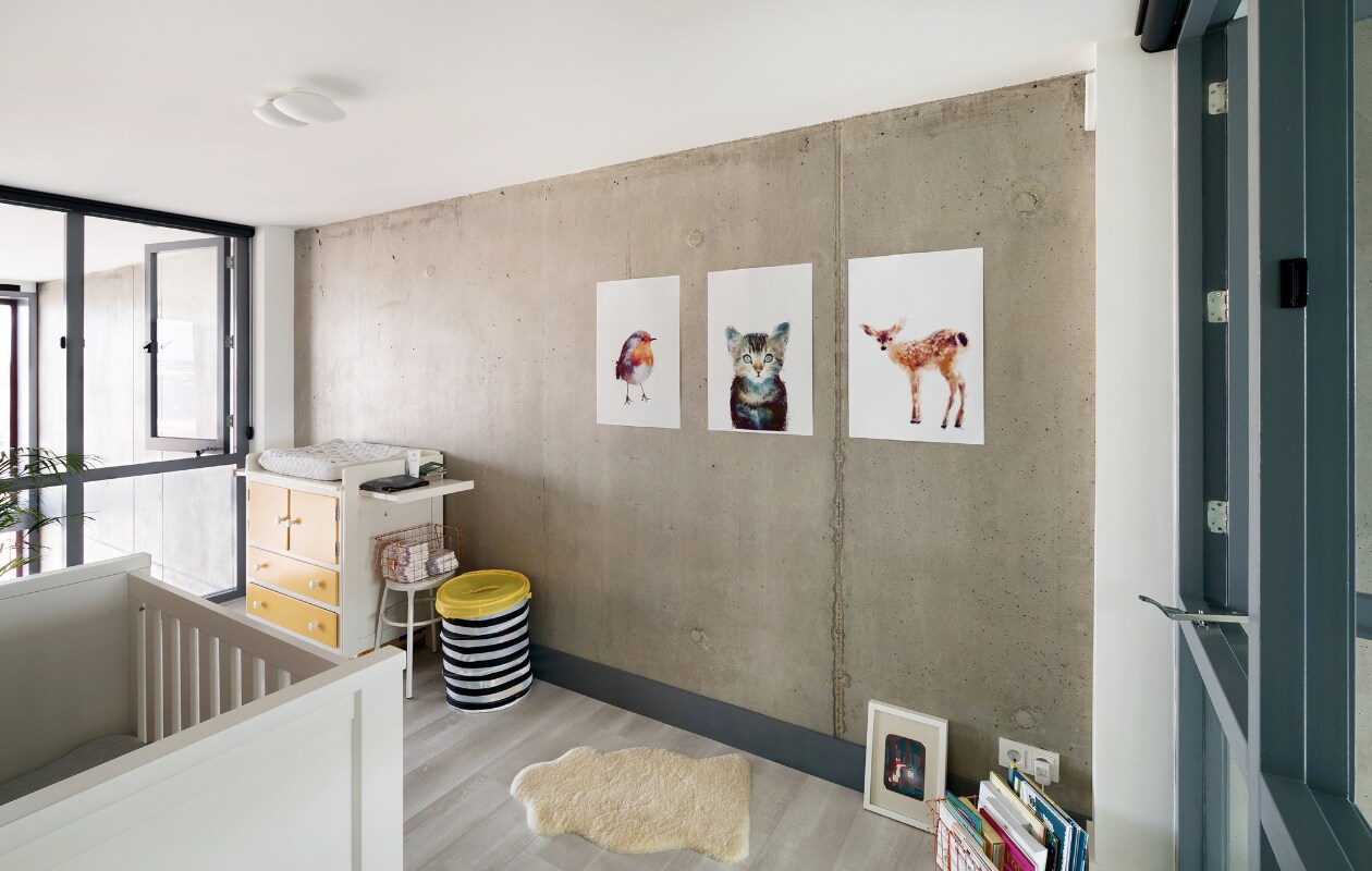 Ledikant Bopita. Posters Amy Hamilton via Juniqe. Commode Marktplaats, zelf opgeknapt. Draadmandjes Sissy-Boy Homeland. Opbergmand Ikea. Plafondlamp onbekend.