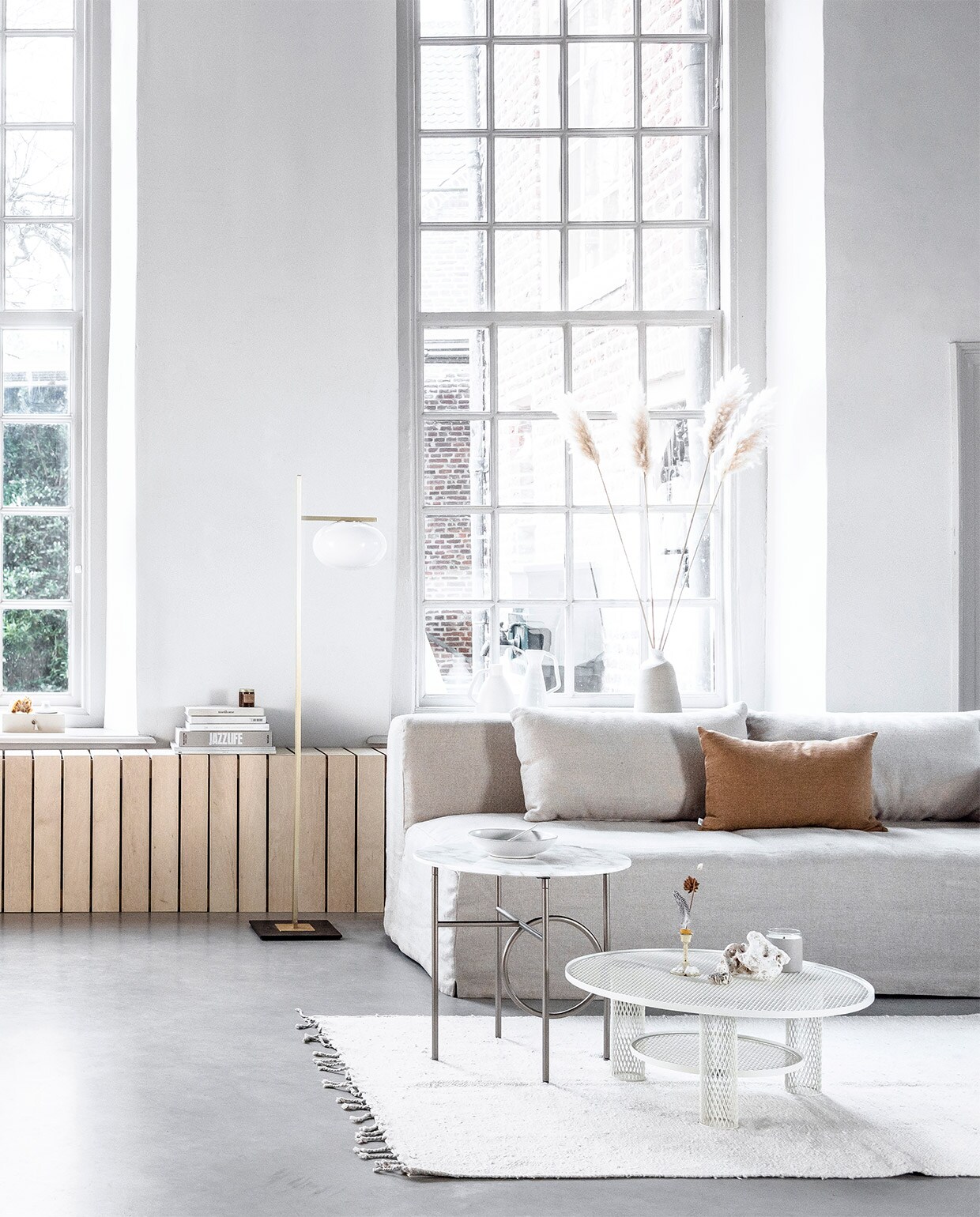Ronde tafel Tulip met marmeren blad, ontwerp van Eero Saarinen, Ø 120 cm € 1699,- (eigenwijsdesign.nl). Houten hanglamp Octo van Secto Design € 875, eikenhouten stoel Wishbone CH24, ontwerp van Carl Hansen, € 805,- (misterdesign.nl). Stoel Tulip Chair, ontwerp van Eero Saarinen, houten stoel met gevlochten zitting, ontwerp van Hans J. Wegner, € 904,-, tafel Ring, ontwerp van Nendo Design € 2850,-, tafel Net, ontwerp van Benjamin Hubert € 1234,- (mobilia.nl). Mokken € 14,50, kom € 8,-, pastabord € 34,- (suhka.nl). Spijlenstoel j77 in Dusty Grey van Hay € 169,-, decoratieve houten vogel van Vitra € 109,-, marmeren vaas Fajen van Zuiver € 99,- (vtwonen.be). Handgeblazen glazen tafellamp Oda, ontwerp van Sebastian Herkner, vanaf € 690,- (goeds.nl). Vloerlamp Alba € 1042,- (frozenfountain.nl). Vazen van keramiek van vtwonen vanaf € 29,95, vloerkleed naturel knotted Fringes van vtwonen, 130×200 cm € 249,- (hetkabinet.nl). Bank L’Authentique Michelle in stof Viking linnen, vanaf € 2795,- (hamsmade.nl). Linnen kussen in kleur Cinnamon € 59,- (bymolle.com). Overig privébezit.