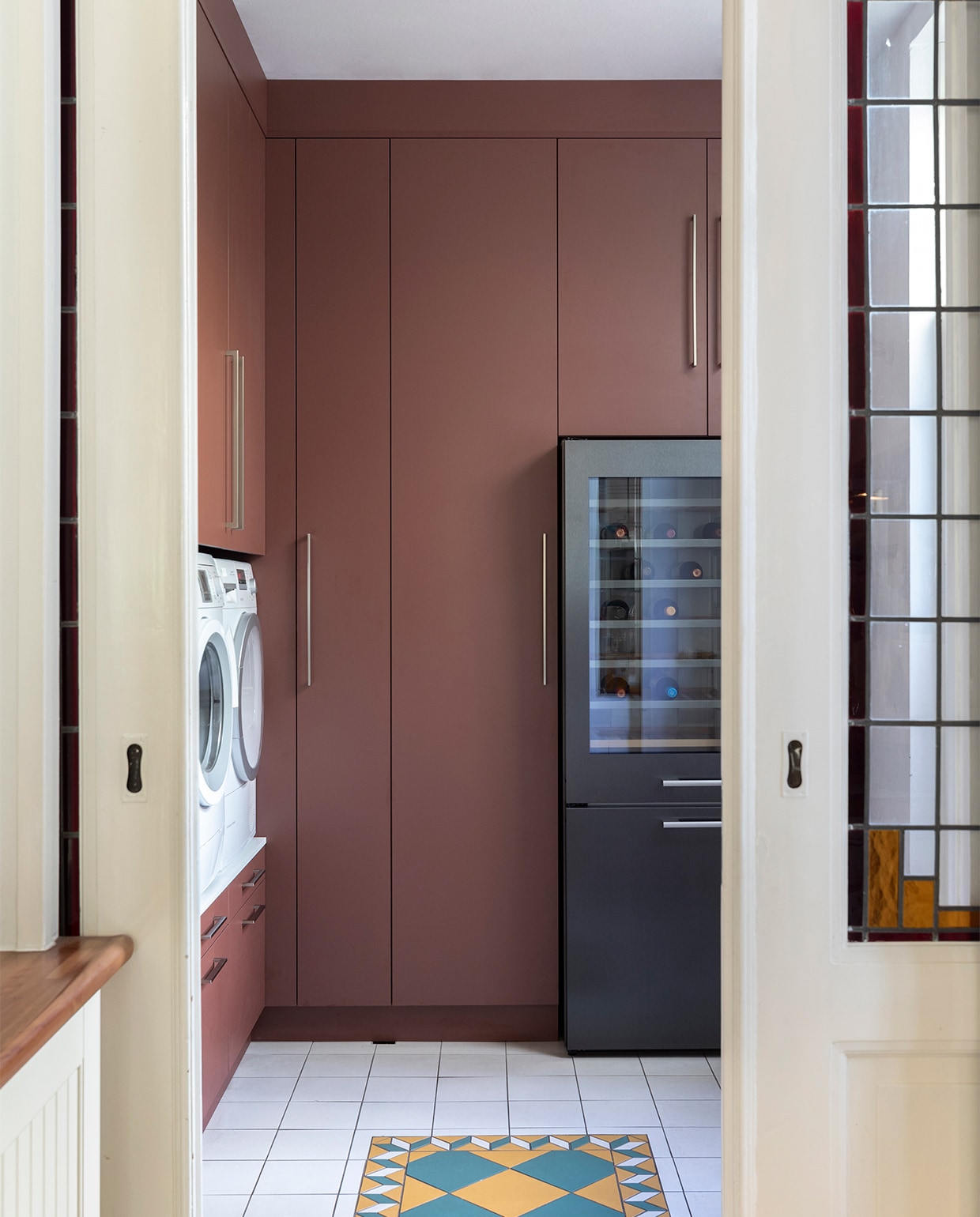 Kast op maat gemaakt door Alure kasten Woninginrichting-Aanhuis.nl. Wijnklimaatkast met vriezer ATAG. Overig privébezit.
