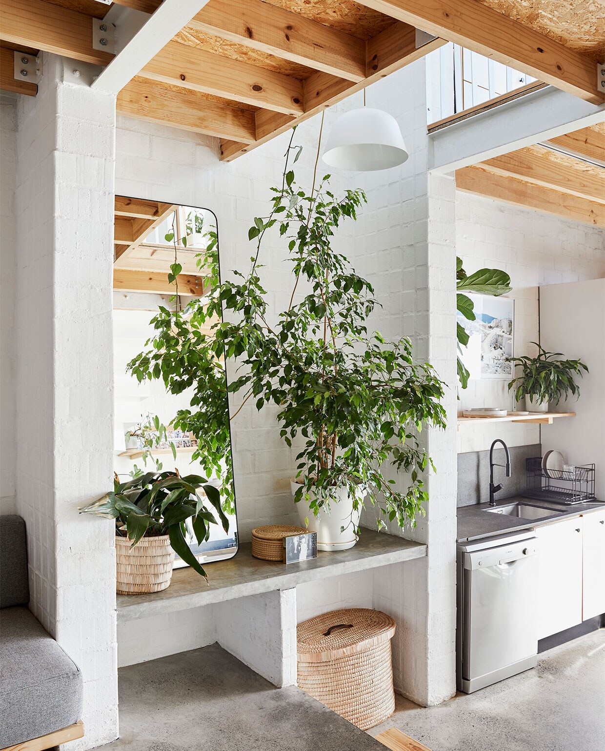 Keuken zelfontworpen. Wijnkratten tweedehands, eettafel en stoelen familiestukken. Kokedama-hangplant Little Green Shop. Kunst van Danielle Hitchcock en Nico Krijno.