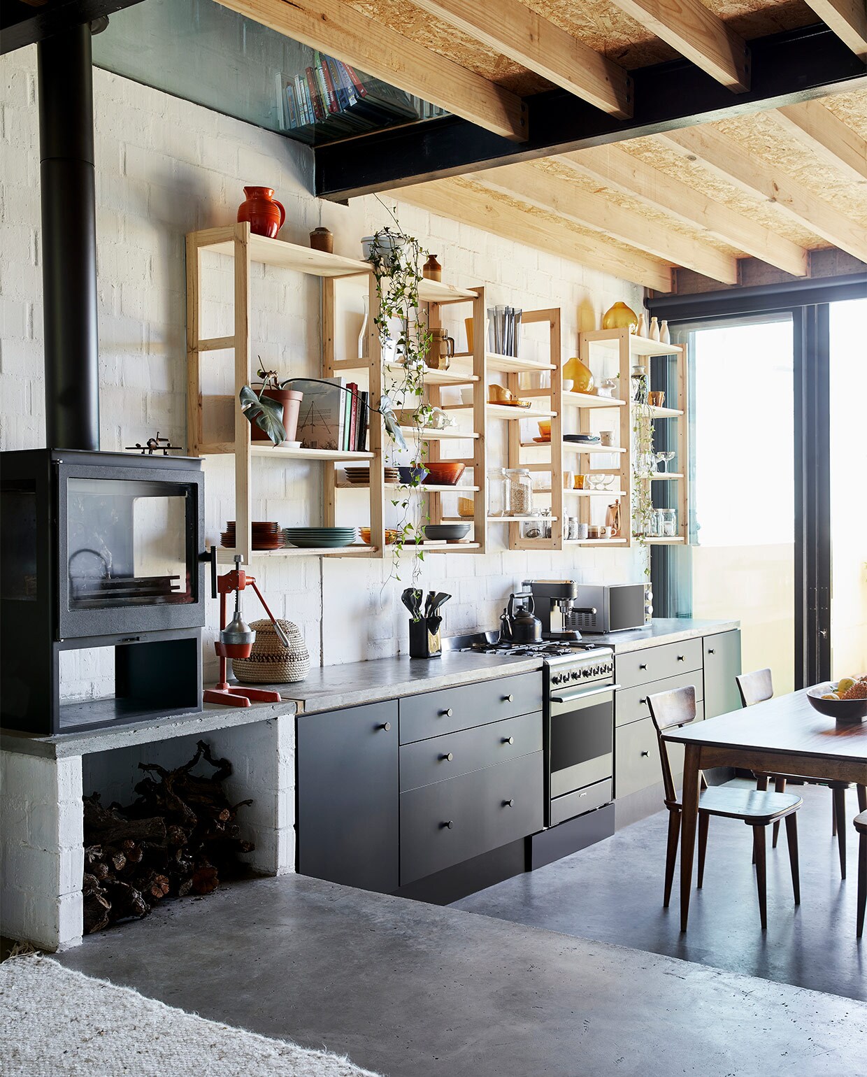 Houtkachel Calore, hangkasten zelfgemaakt, fornuis Smeg. Tafel en stoelen familiestukken. Keuken zelfontworpen.