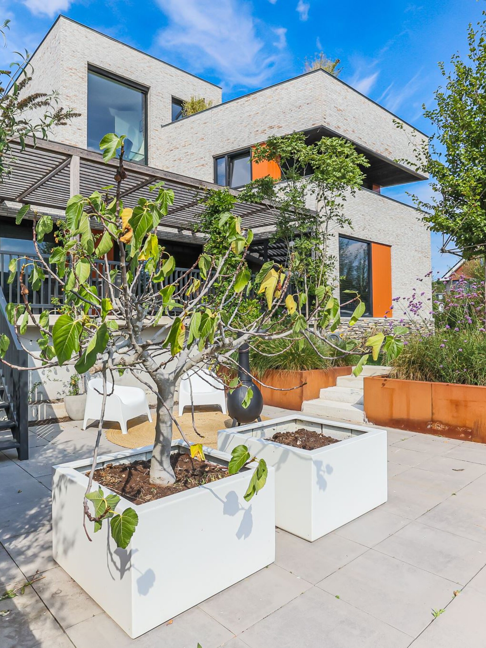 modern wonen aan het water deze luxe villa ademt design