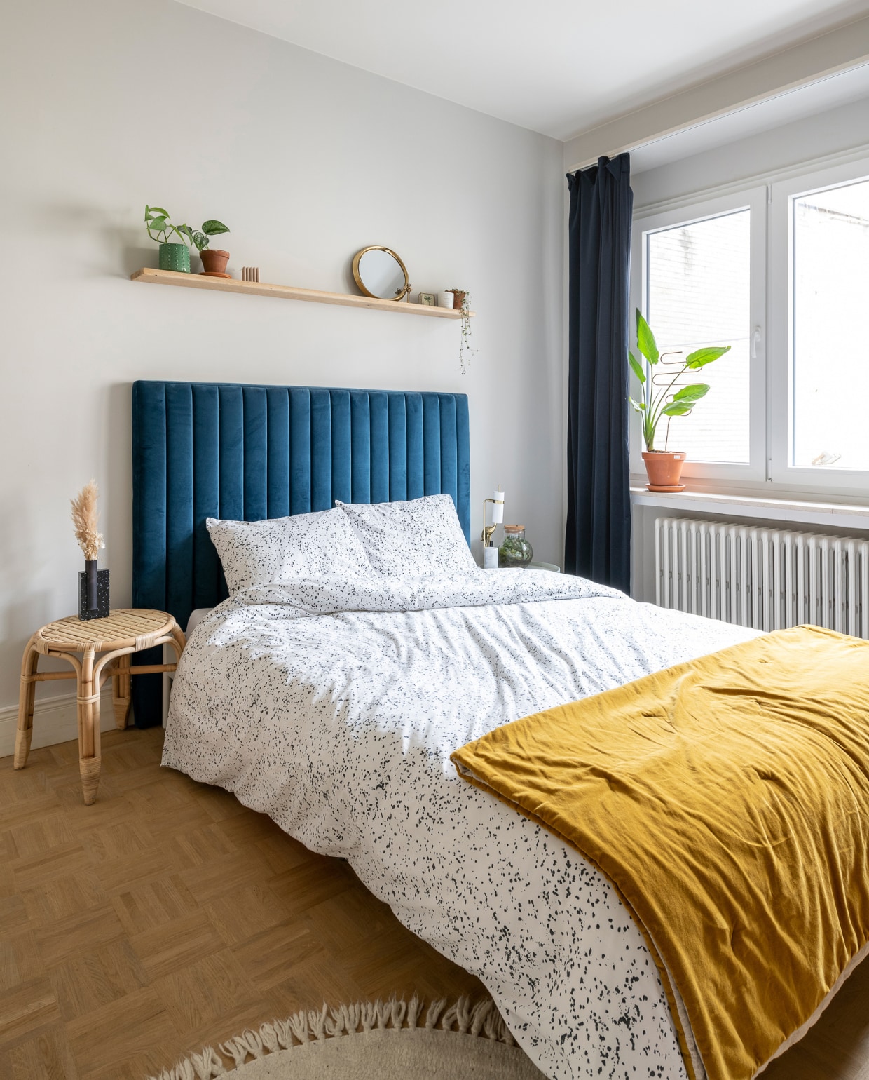Bed en bamboe kruk Ikea, hoofdeinde, sprei en nachtlamp La Redoute, beddengoed H&amp;M Home. Terrarium en wandplank zelfgemaakt. Terracotta pot Broese Gent, spiegel, kaars en tapijt van Sissy-Boy. Overig onbekend.