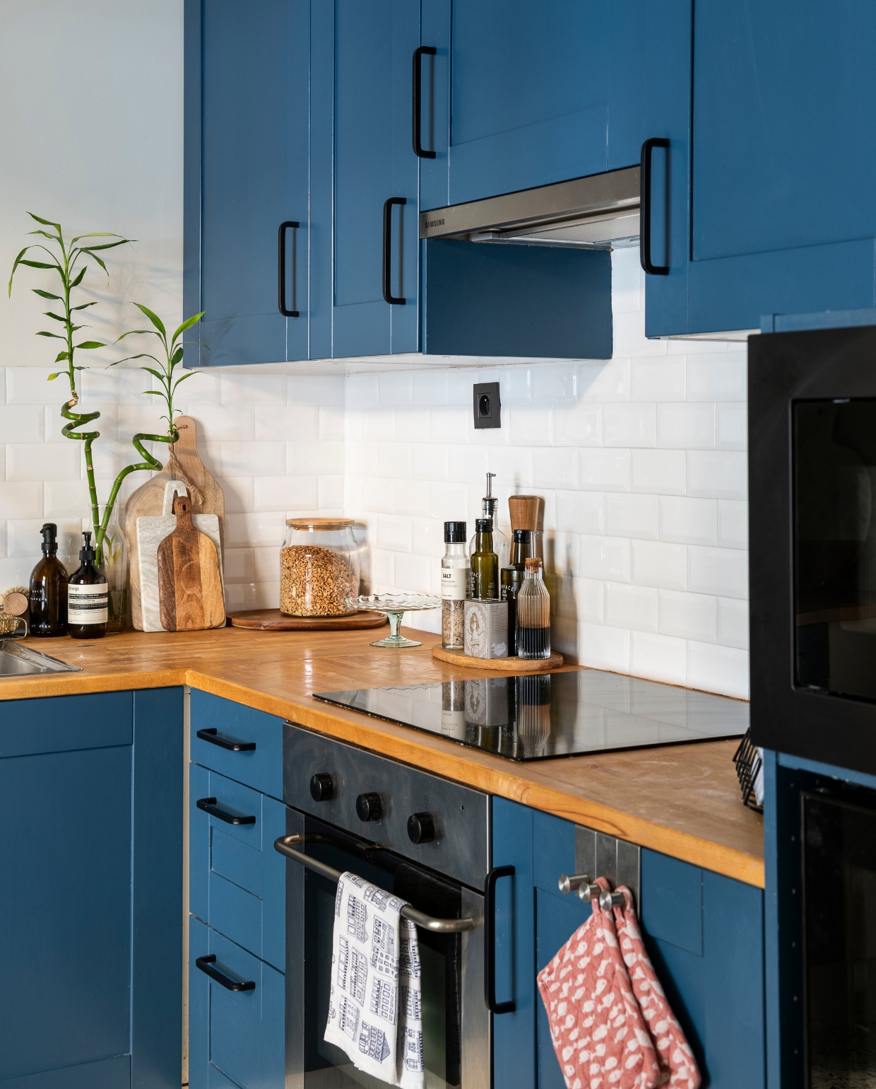Keukenkasten en werkblad Ikea, kasten geschilderd met Ck Dc 9-c Boss Paints via Colora. Terrazzo vloertegels Impermo, verlichting en ronde mat Westwing, roze vuilnisbak Made, koffiemachine Sage, snijplanken H&amp;M Home, wandplank zelfgemaakt, lijst allthewaystosay.com, letterbord Hema, potten Ikea. Vijzel H&amp;M home, handzeep Aeosop.