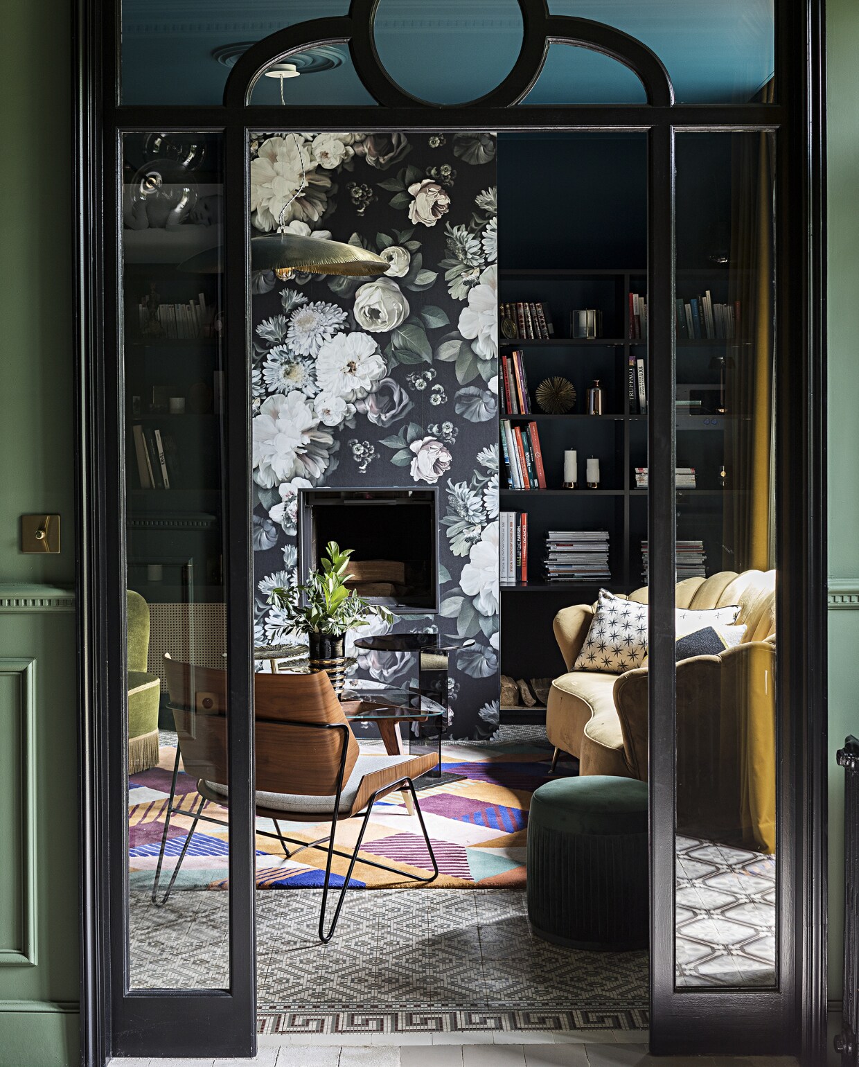 Muurverf Bleu Minuit van Maison Sarah Lavoine (via ressource-peintures.com). Behang Dark Floral Ellie Cashman Design. Banken en fauteuil tweedehands. Vloerkleed Toulemonde Bochart. Salontafel , D 552-2 Giò Ponti. Hanglamp Gervasoni. Overig onbekend.