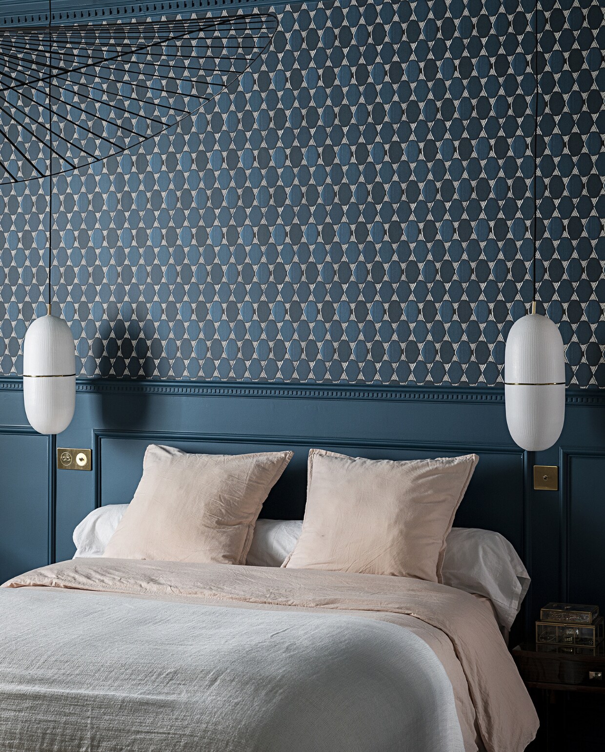 Verfkleur Bleu Minuit van Maison Sarah Lavoine (via ressource-peintures.com). Behang L’Illusion Nobilis. , Zwarte hanglamp Vertigo Petite Friture. Witte hanglampen Céline Wright. Goudkleurige lichtschakelaars Also &amp; Co. Beddengoed onbekend.