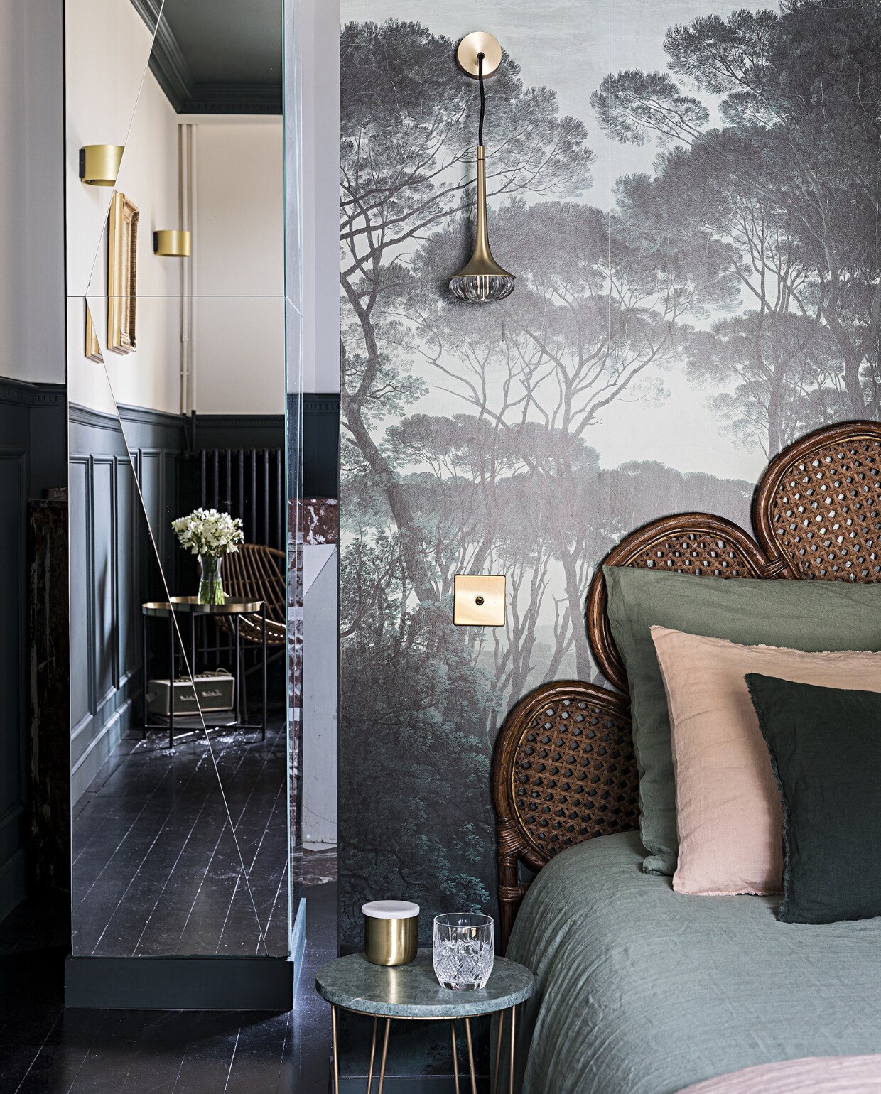 Verfkleur lambrisering Thé de Chine van Maison Sarah Lavoine (via ressource-peintures.com). Behang Pine Trees Au Fil des Couleurs. Hoofdbord tweedehands. Wandlampen Flea Miliashop. Goudkleurige lichtschakelaars Also &amp; Co. Bijzettafel Monoprix. Overig onbekend.