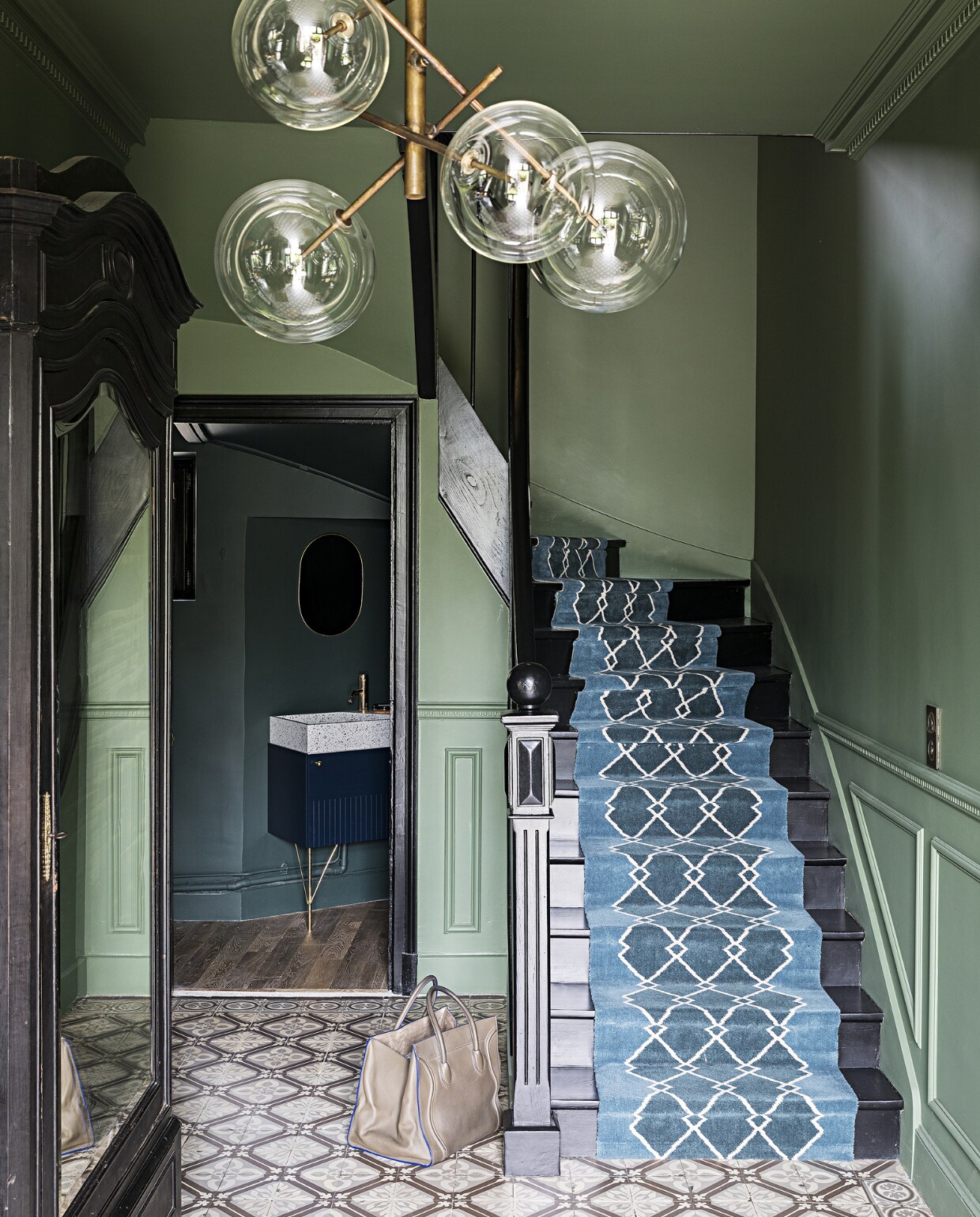 Muurverf trappenhuis Eucalyptus en toilet Thé de Chine van Maison Sarah Lavoine (via ressource-peintures.com) . Hanglamp Bolle Gallotti &amp; Radice. Zwartgeverfde kast tweedehands. Traploper Arlequin Hartley &amp; Tissier. Terrazzo wastafel in opdracht gemaakt. Spiegel Moebe.