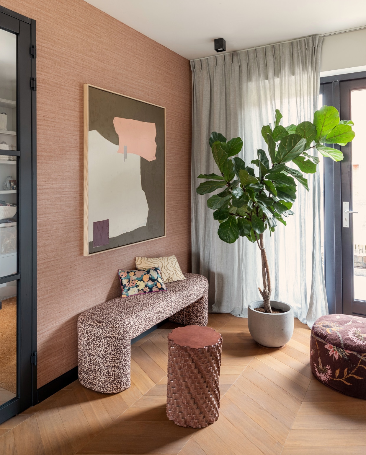 Behang Lino Lignes 40508 van Arte, bank, kussens en kunstwerk HKliving, kruk Floris Wubben, gebloemde poef Sissy-Boy.