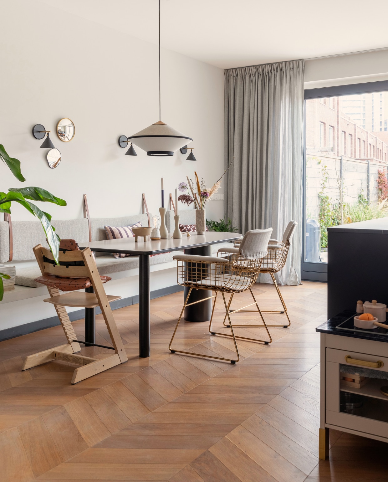 Eettafel Marktplaats, blad geverfd in kleur Roman Plaster van Little Greene, lamp Forestier, wandlampen Menu, messing draadstoelen, wandkussens Nofruit met stof van HKliving, kinderstoel Stokke, make-upspiegel Zara, leren hanglussen Handles &amp; More, vazen HKliving, marmeren lamp Humble Lights, kandelaars Jotex, schaaltje op poten 101Copenhagen, kussens HKliving.