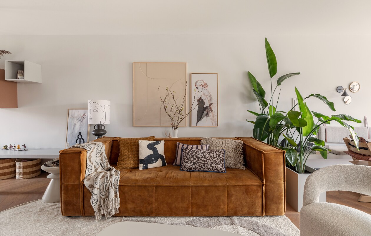 Kruk links Jotex, bank en lamp HKliving, links en rechts werk van Kim Rijntjes via Werk aan de Muur, 3D-werk Hella en haar vader via Createwow, draaifauteuil Sofa Company, kleed Benuta, kussens HKliving, Bloomingville, Madam Stoltz, plaid Bloomingville. Overig onbekend.